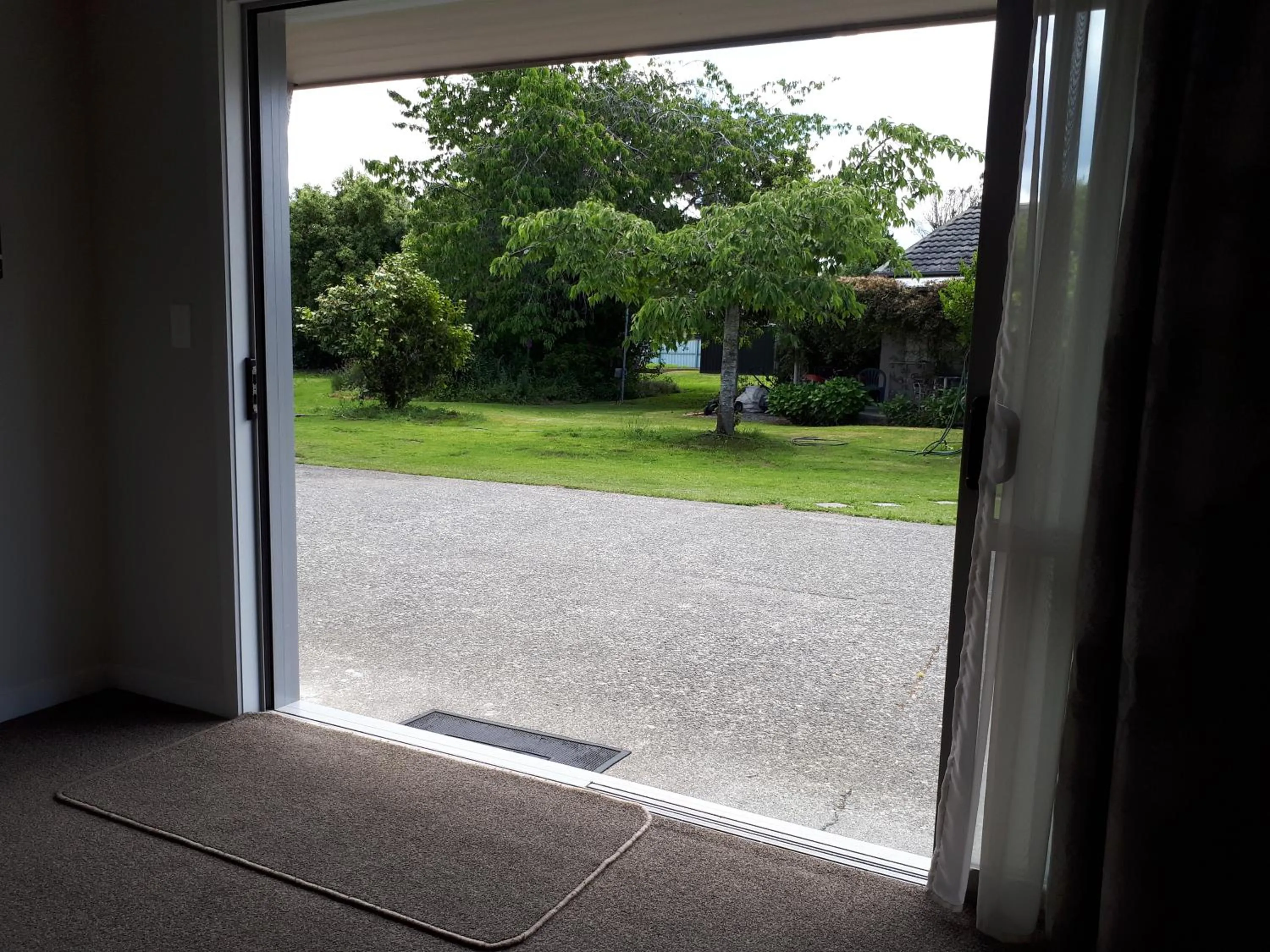 Garden view in Edgewater Motel