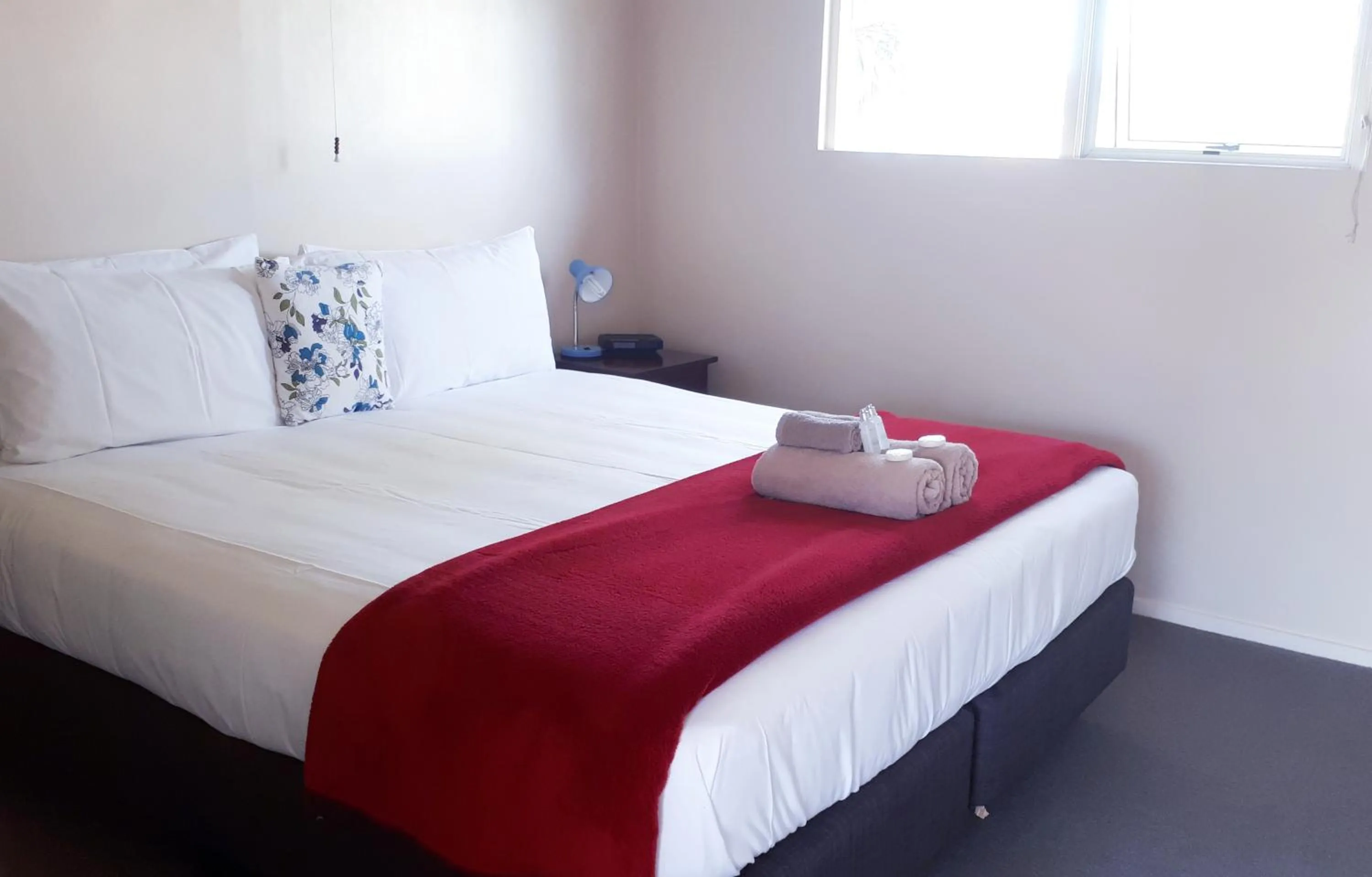 Bed in Edgewater Motel