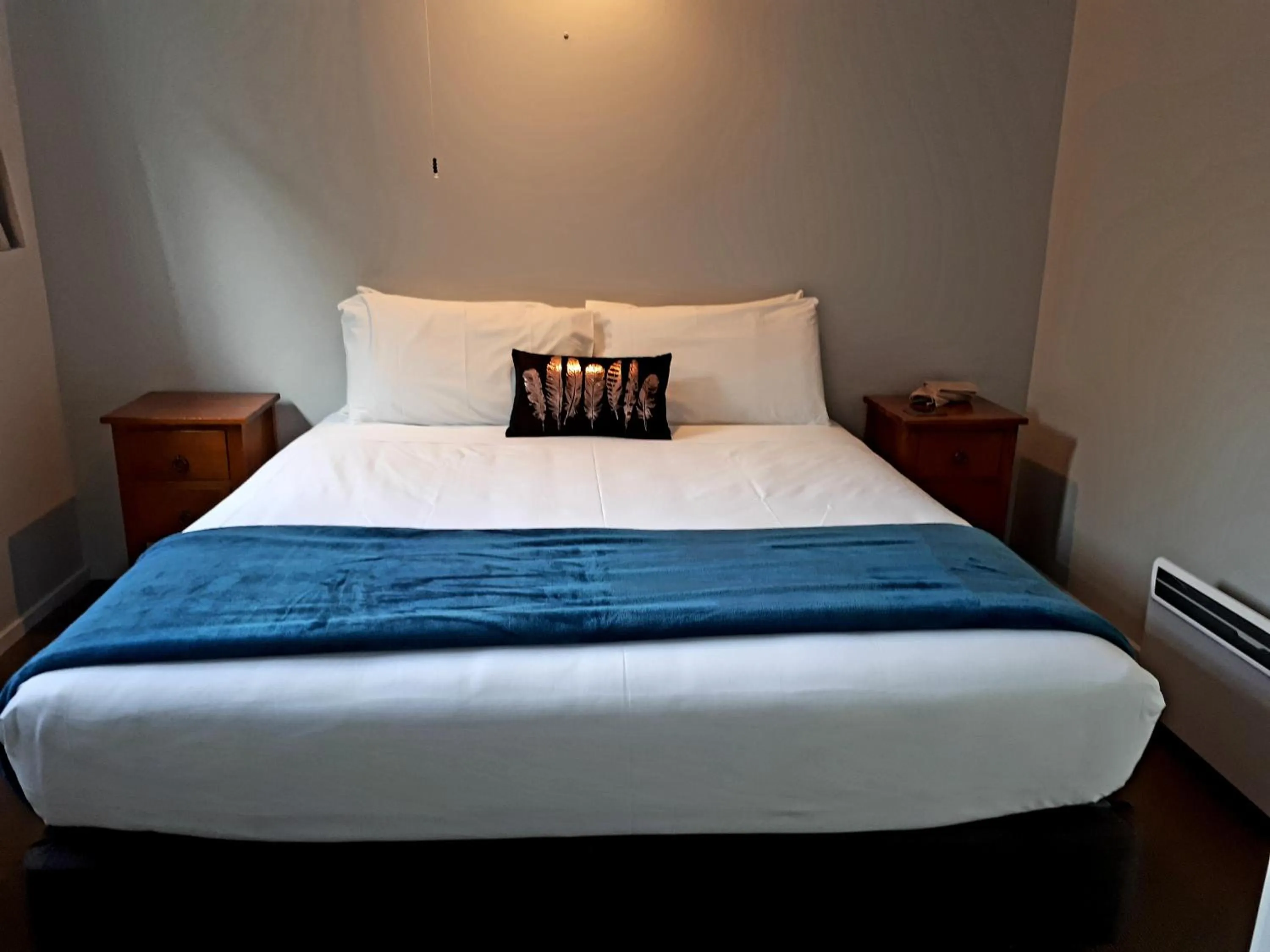 Bed in Edgewater Motel