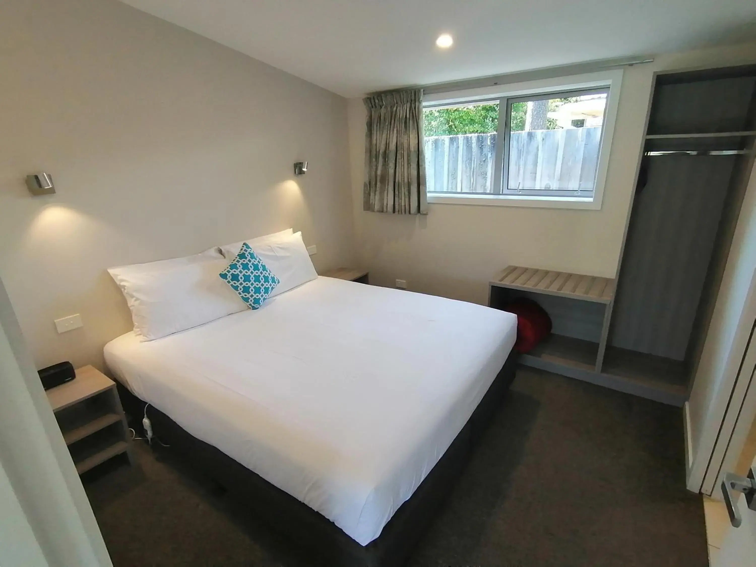 Bedroom, Bed in Edgewater Motel Bedroom, Bed in Edgewater Motel