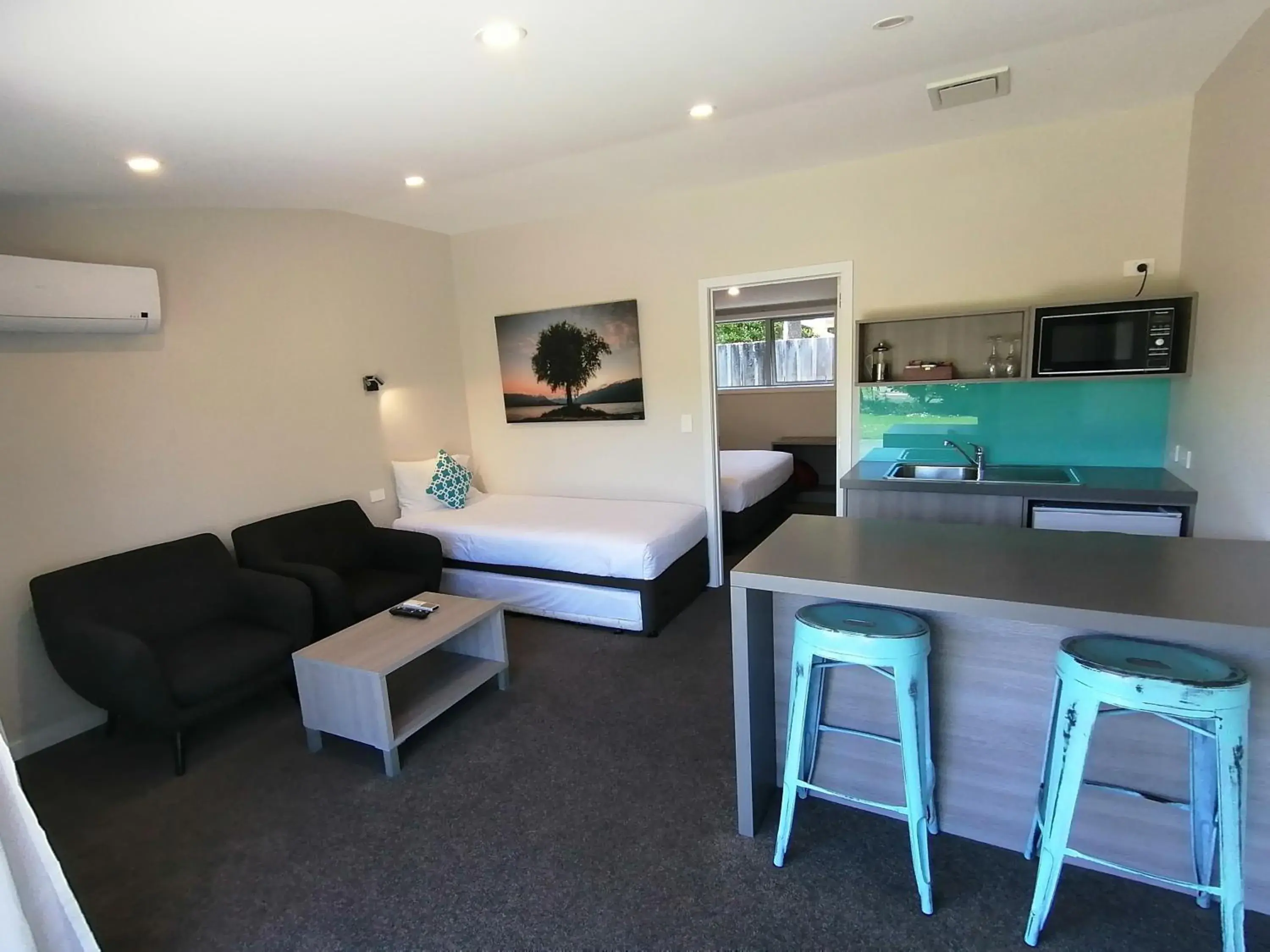 Living room, Bed in Edgewater Motel Living room, Bed in Edgewater Motel