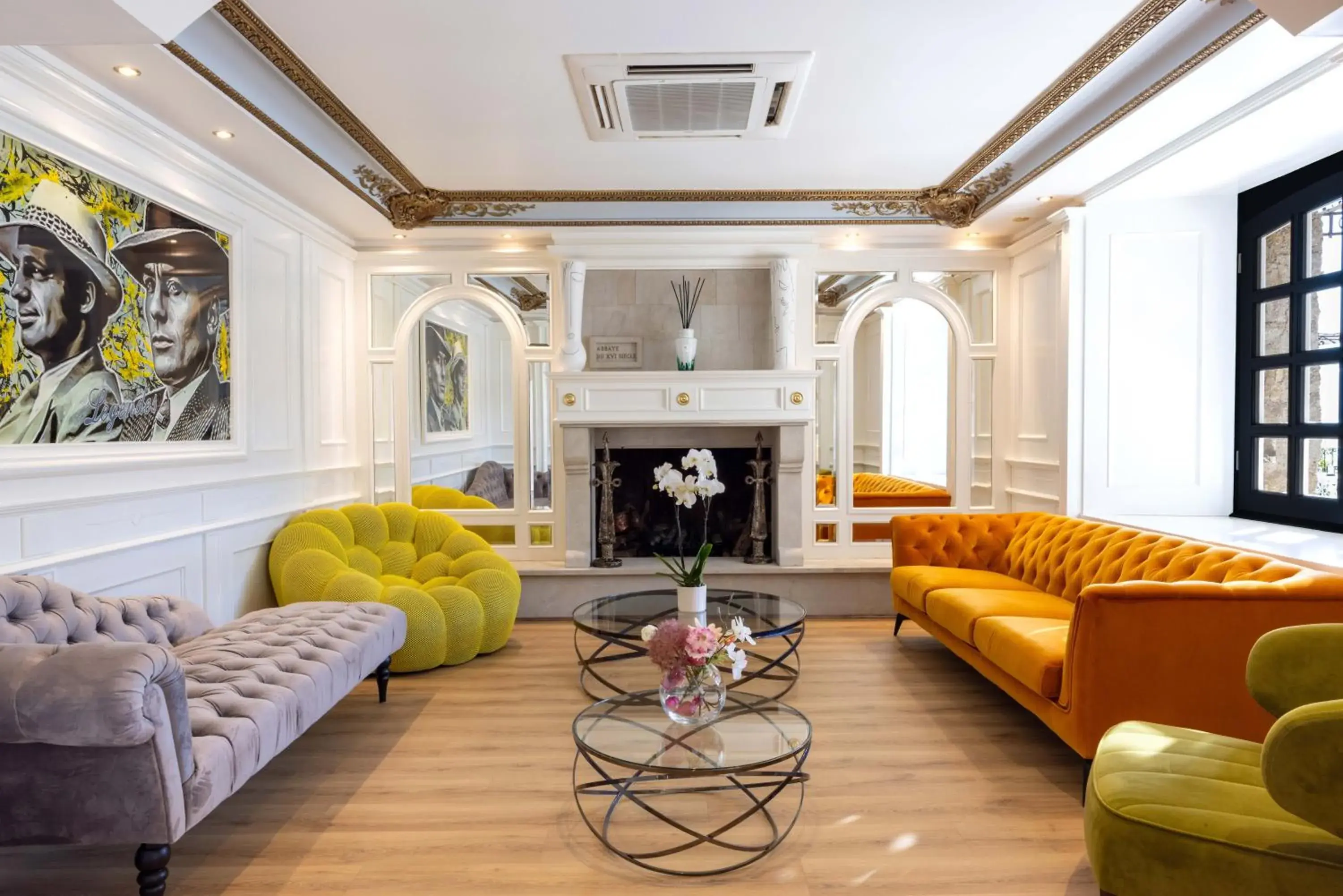 Living room in Hôtel L'Abbaye Living room in Hôtel L'Abbaye