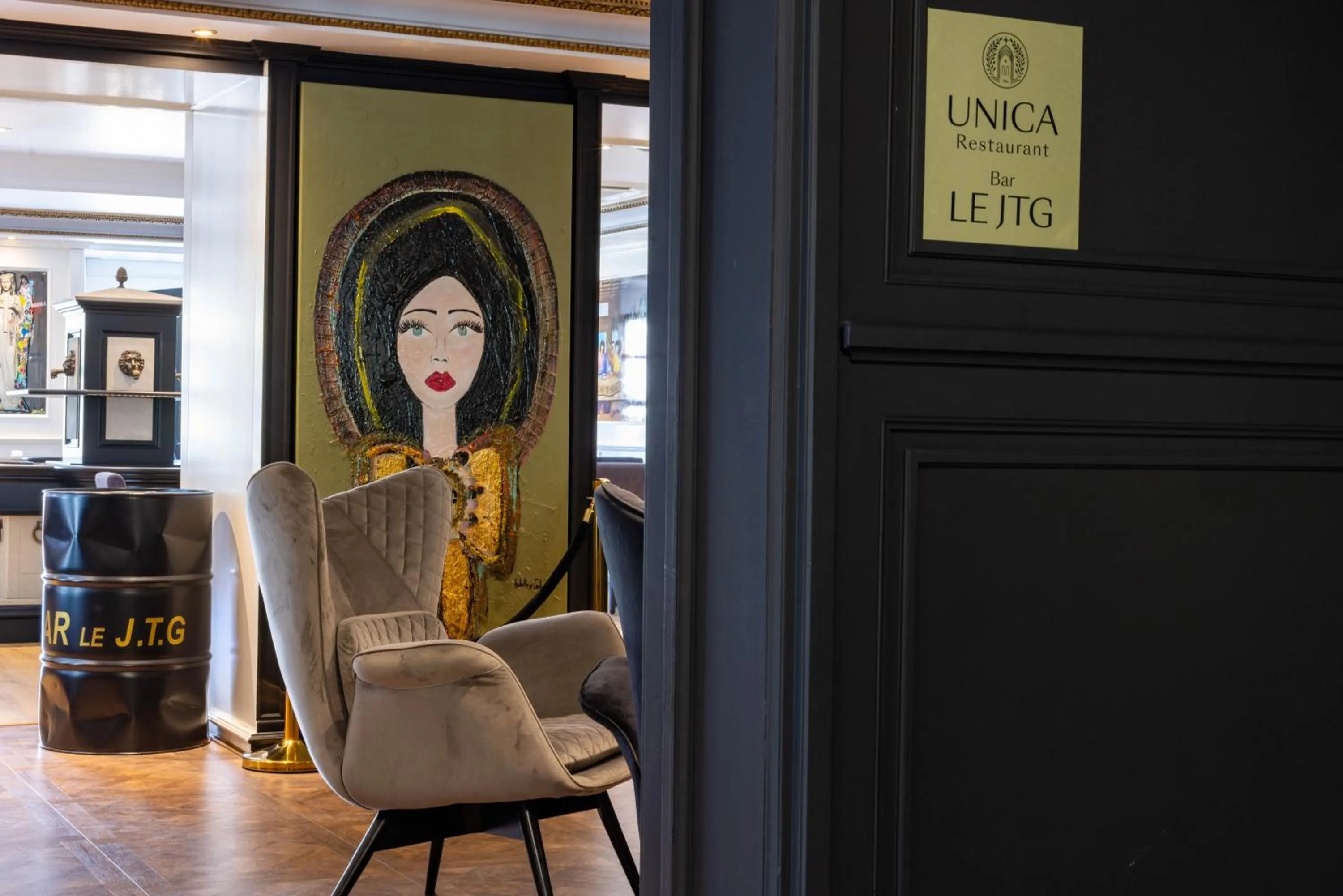 Lounge or bar in Hôtel L'Abbaye