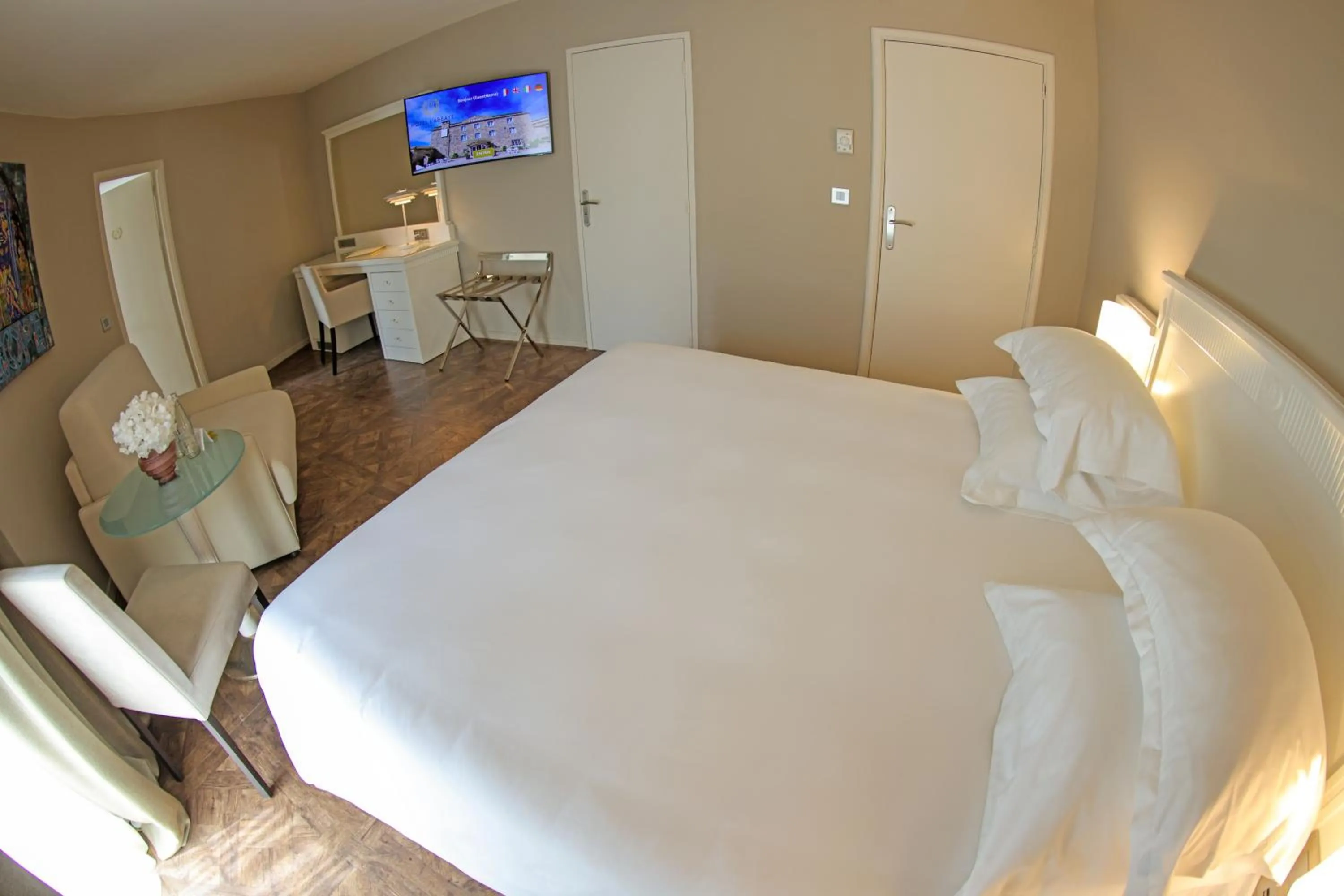 Bedroom, Bed in Hôtel L'Abbaye