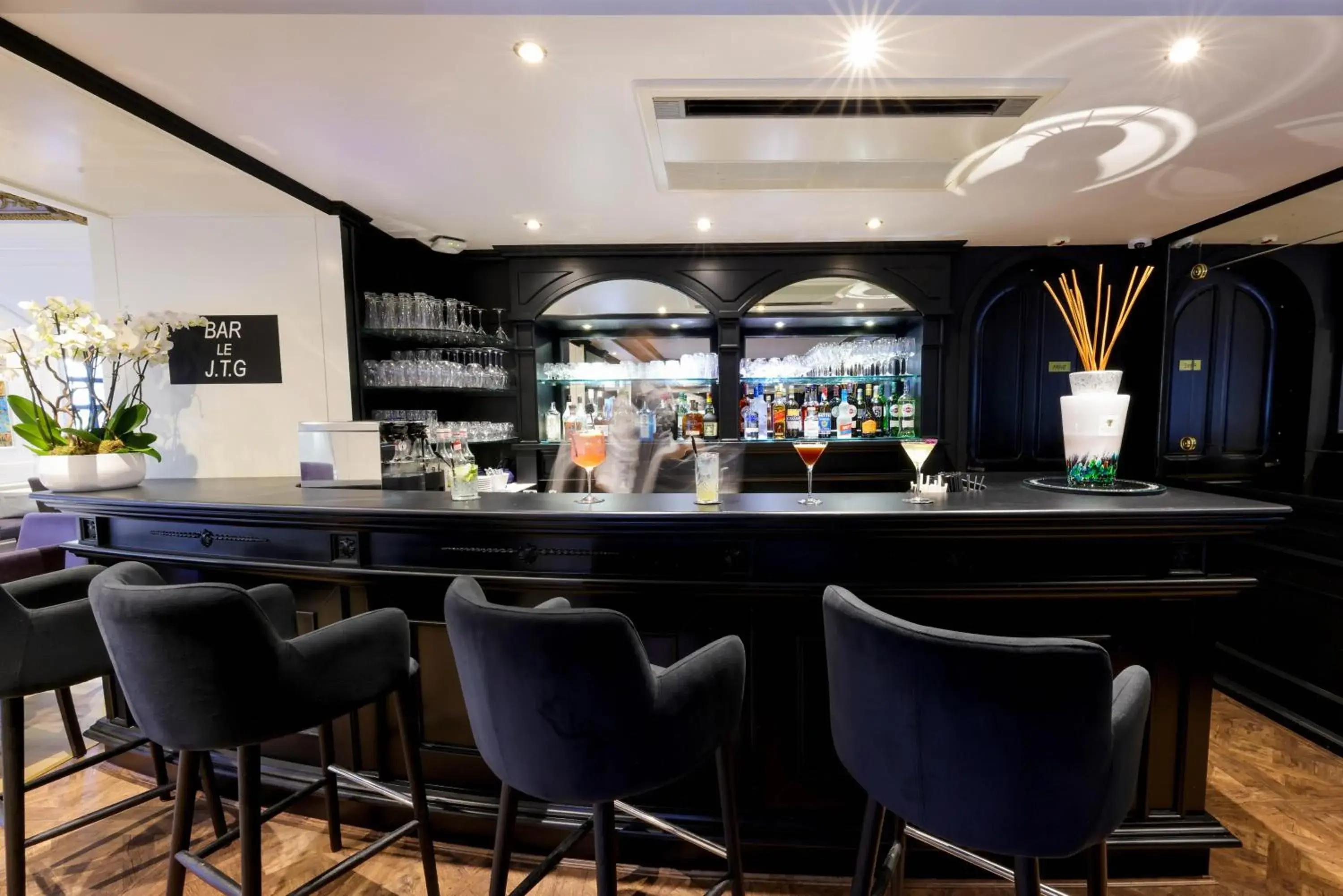 Lounge or bar in Hôtel L'Abbaye Lounge or bar in Hôtel L'Abbaye