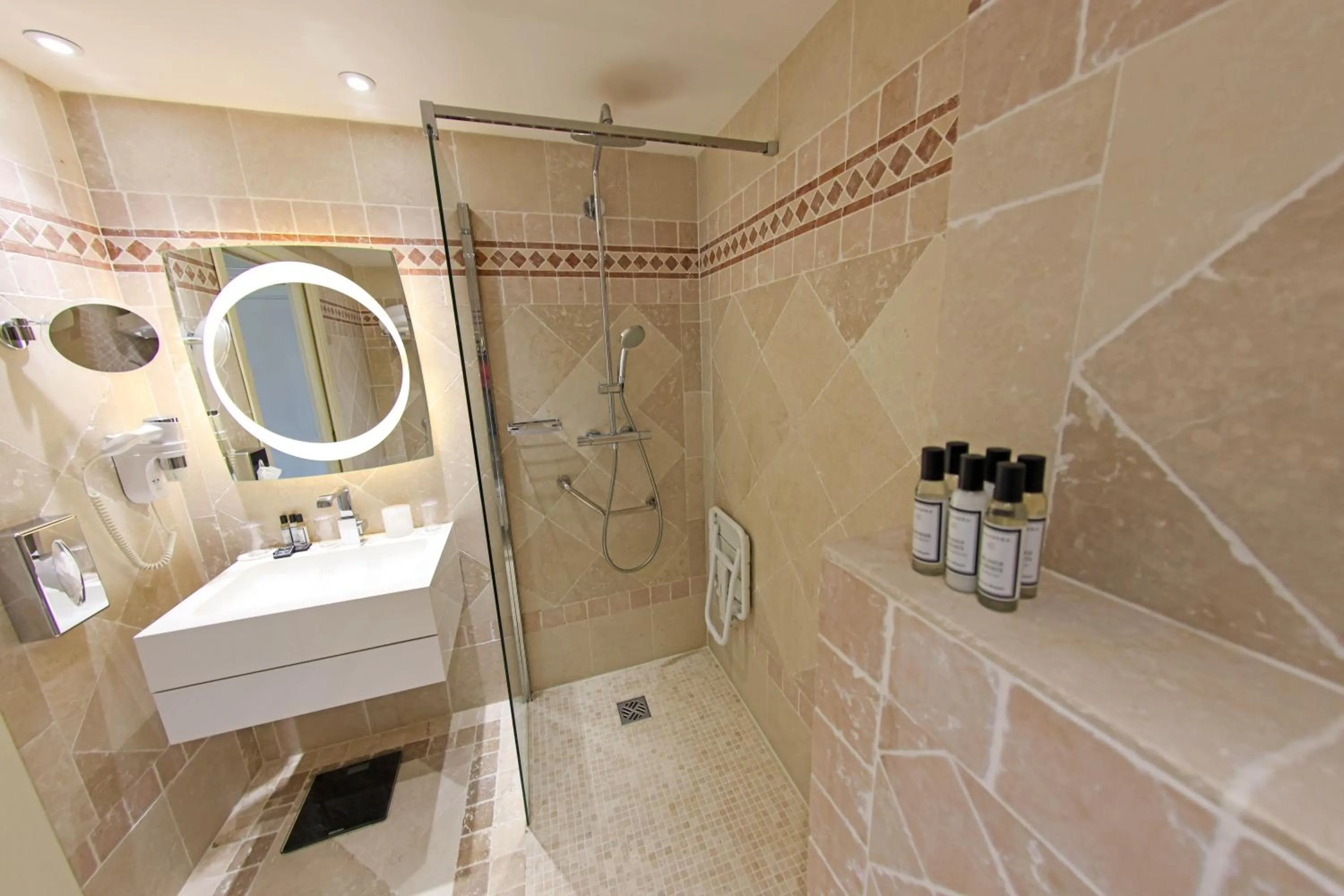 Shower in Hôtel L'Abbaye