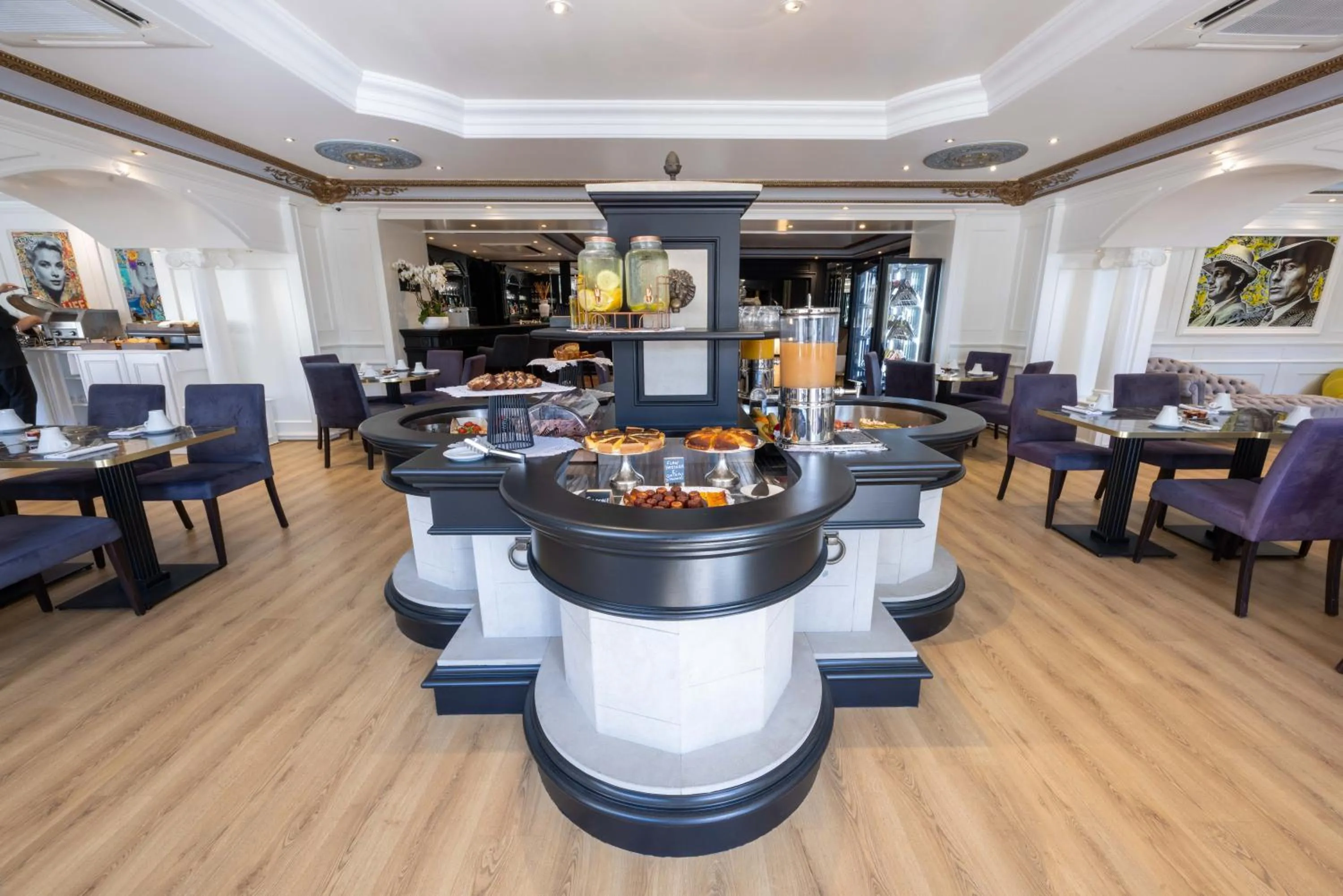 Breakfast in Hôtel L'Abbaye