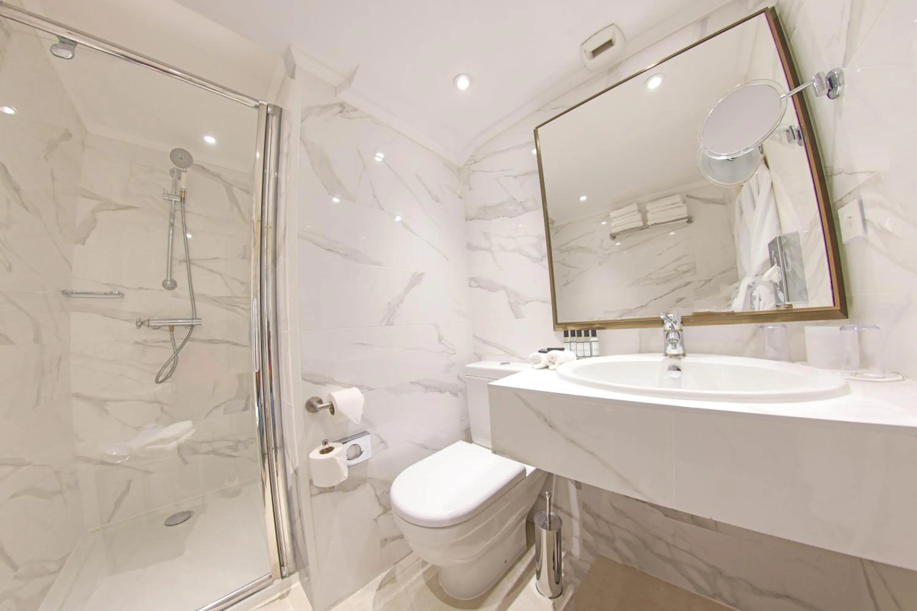 Bathroom in Hôtel L'Abbaye