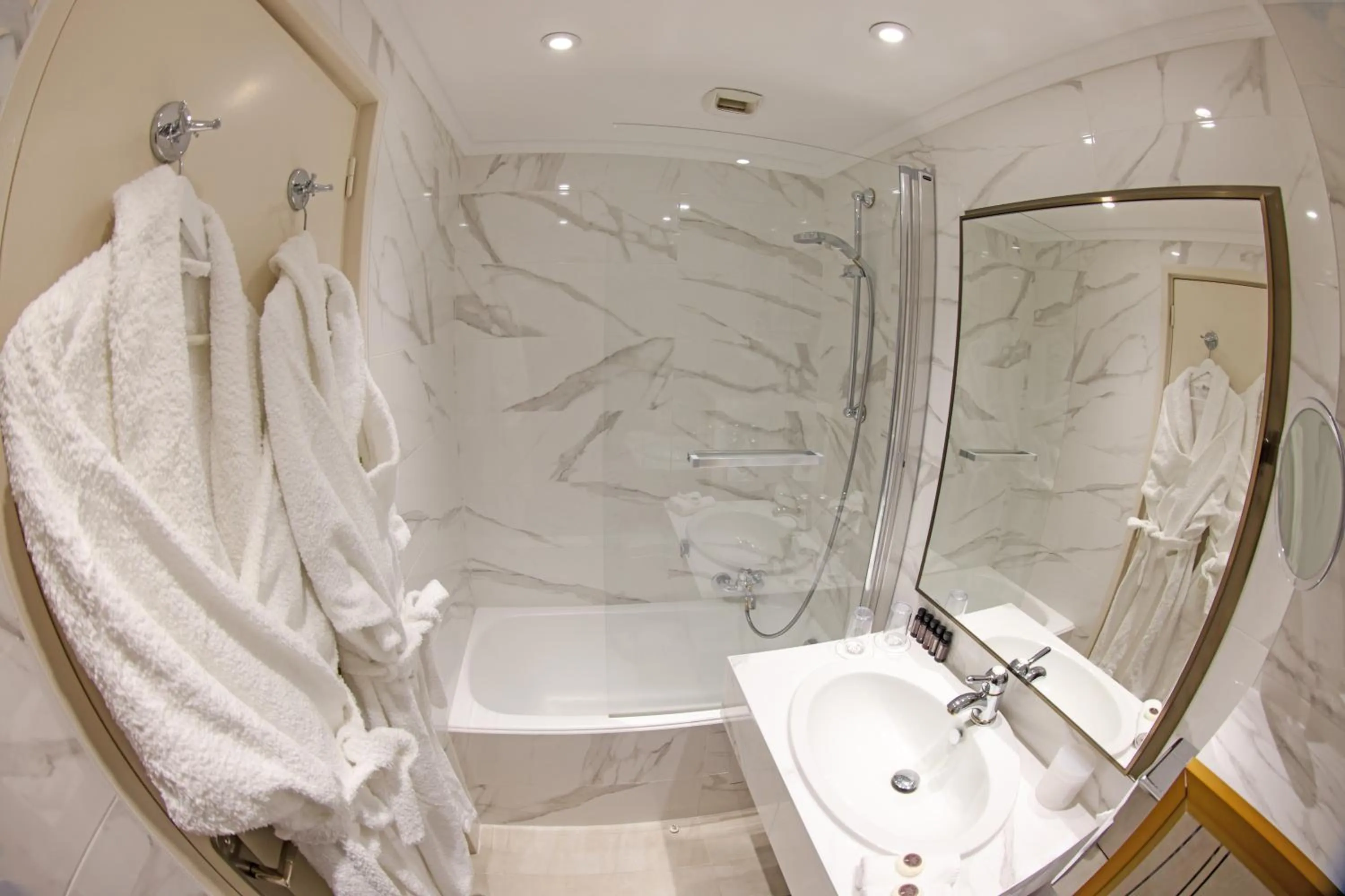 Bathroom in Hôtel L'Abbaye