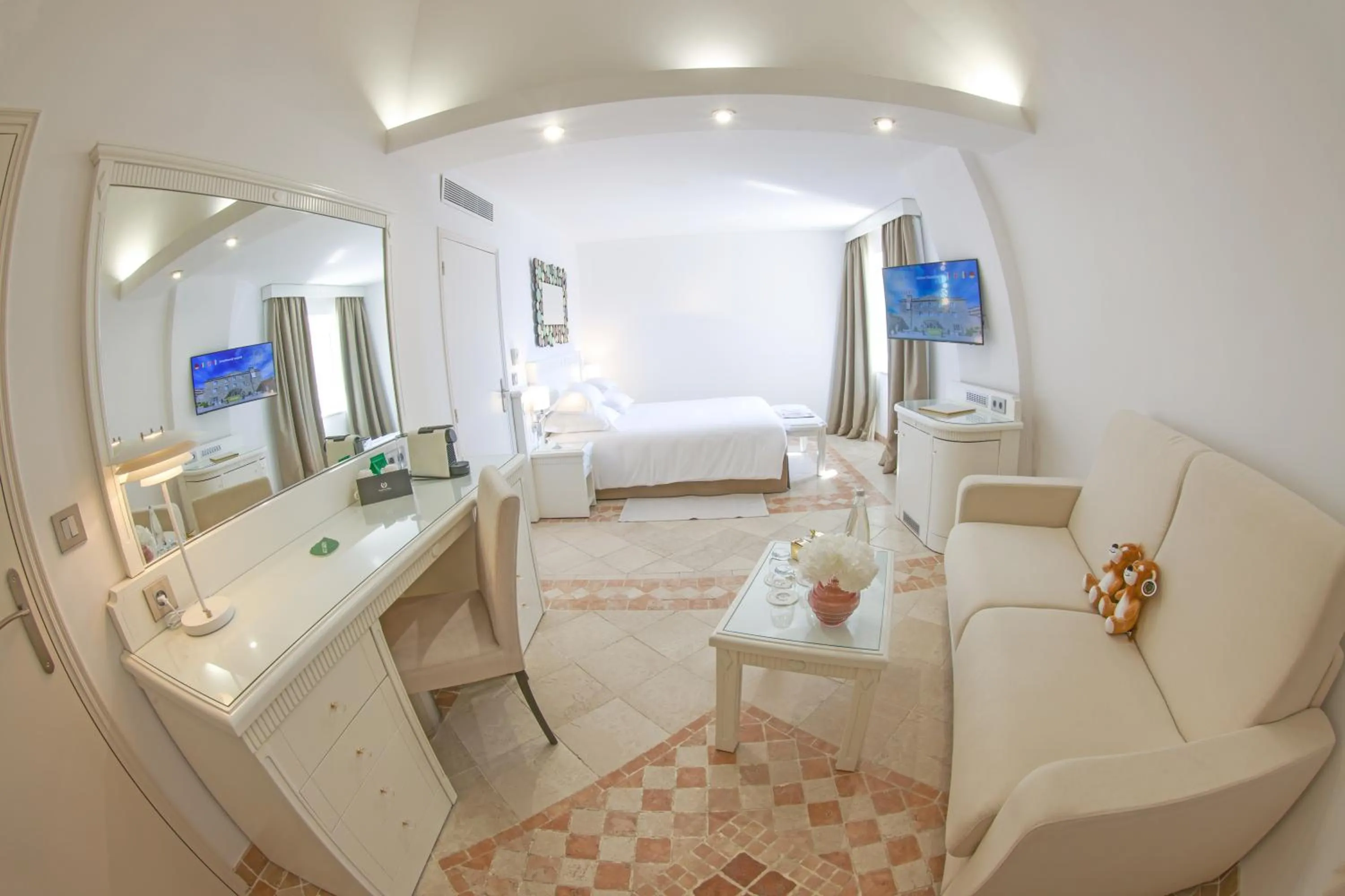 Bedroom, Bed in Hôtel L'Abbaye