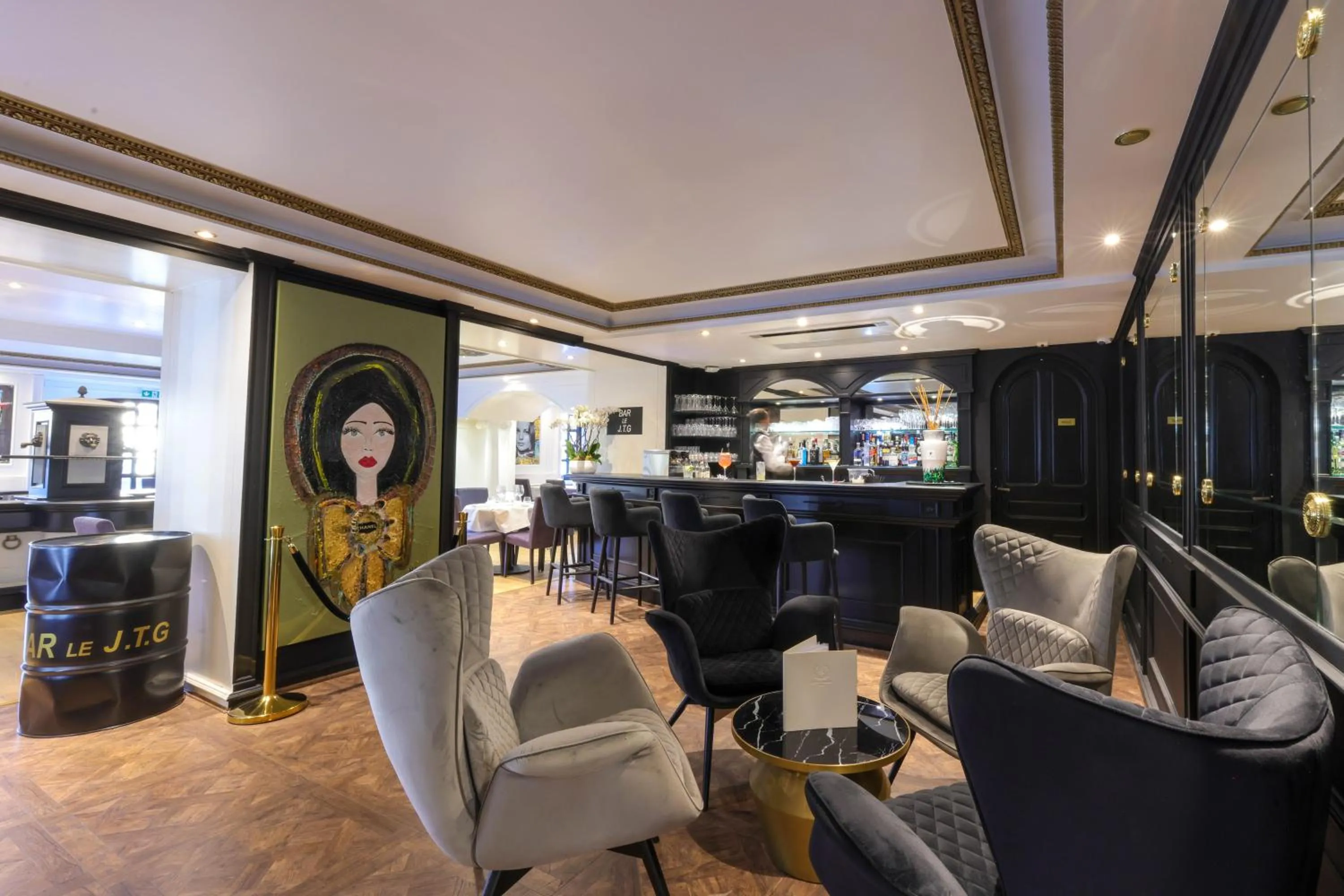 Lounge or bar in Hôtel L'Abbaye