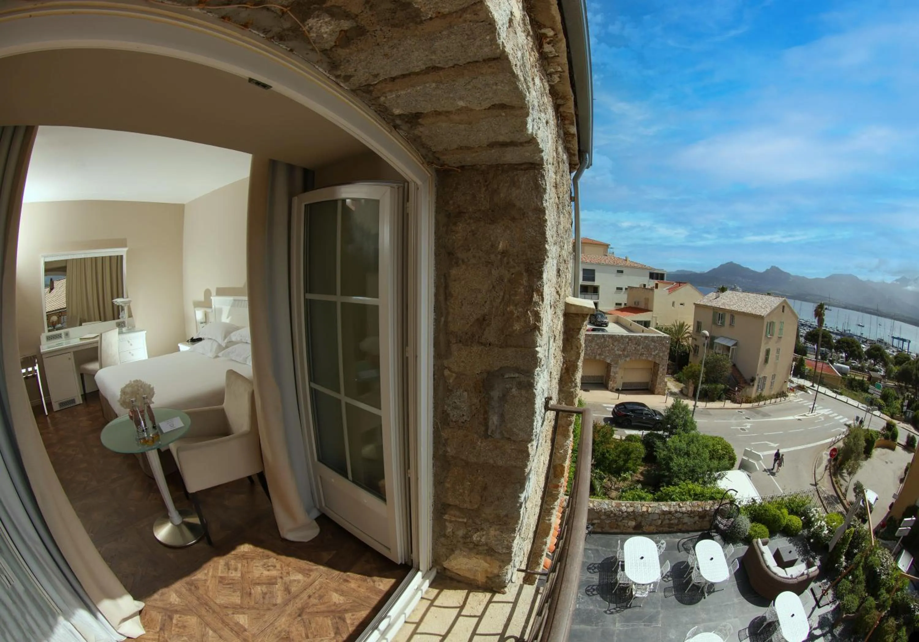 Sea view, Bed in Hôtel L'Abbaye