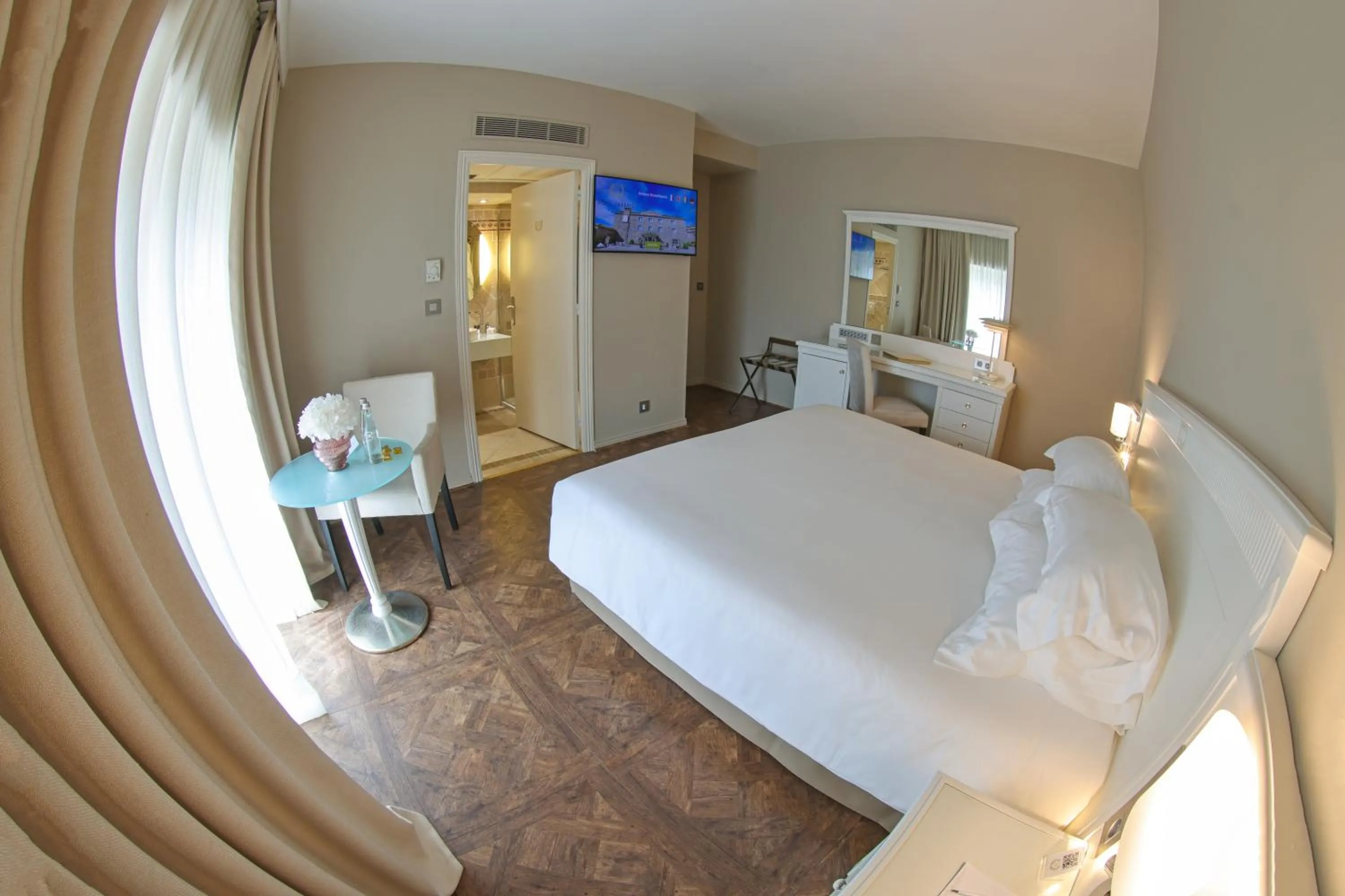 Bedroom, Bed in Hôtel L'Abbaye