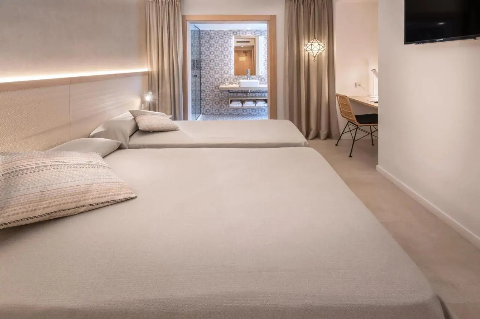 Quadruple Room in Hotel Alhambra Quadruple Room in Hotel Alhambra