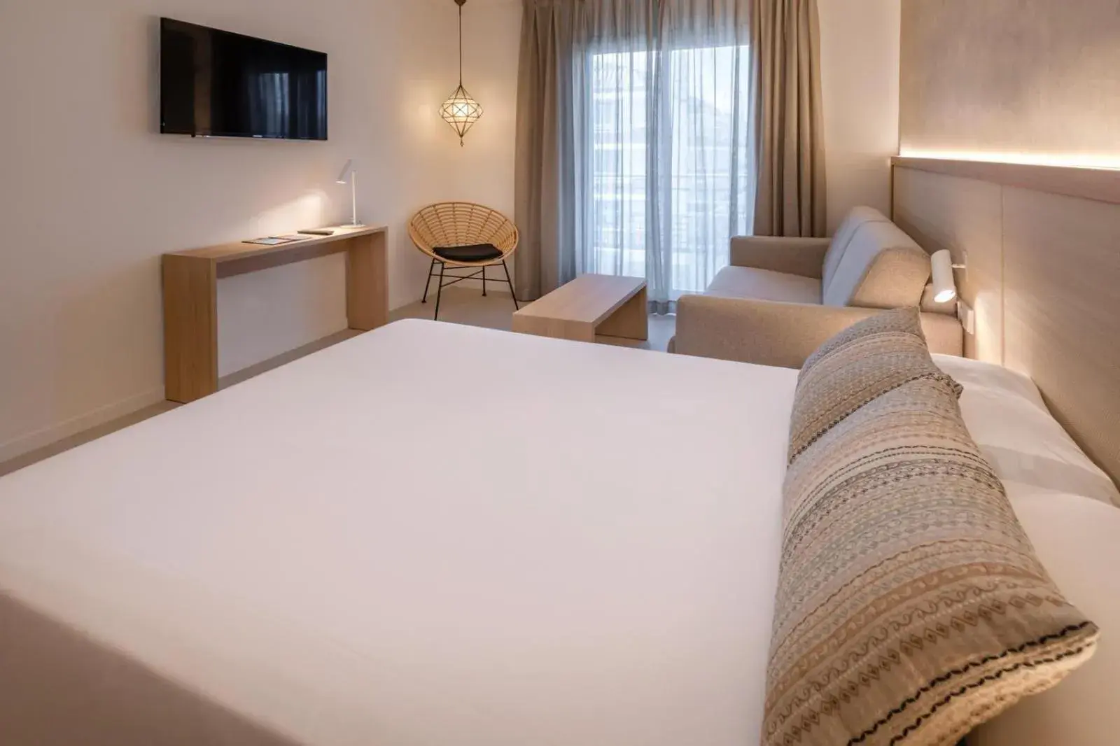 Family Suite (2 Adults + 1 Child) in Hotel Alhambra Family Suite (2 Adults + 1 Child) in Hotel Alhambra