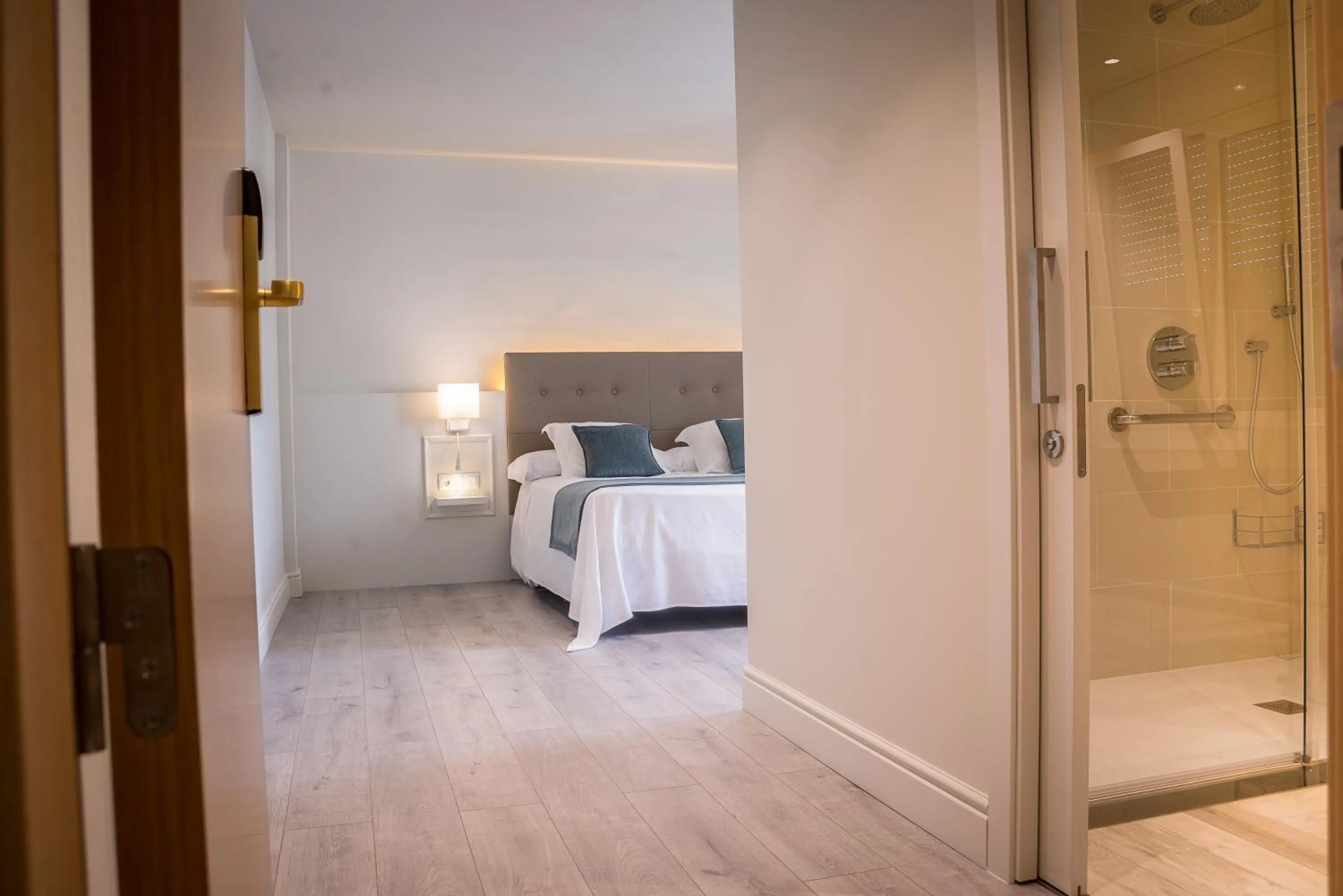 Shower, Bed in Hotel Pirineos Figueres by Pierre & Vacances