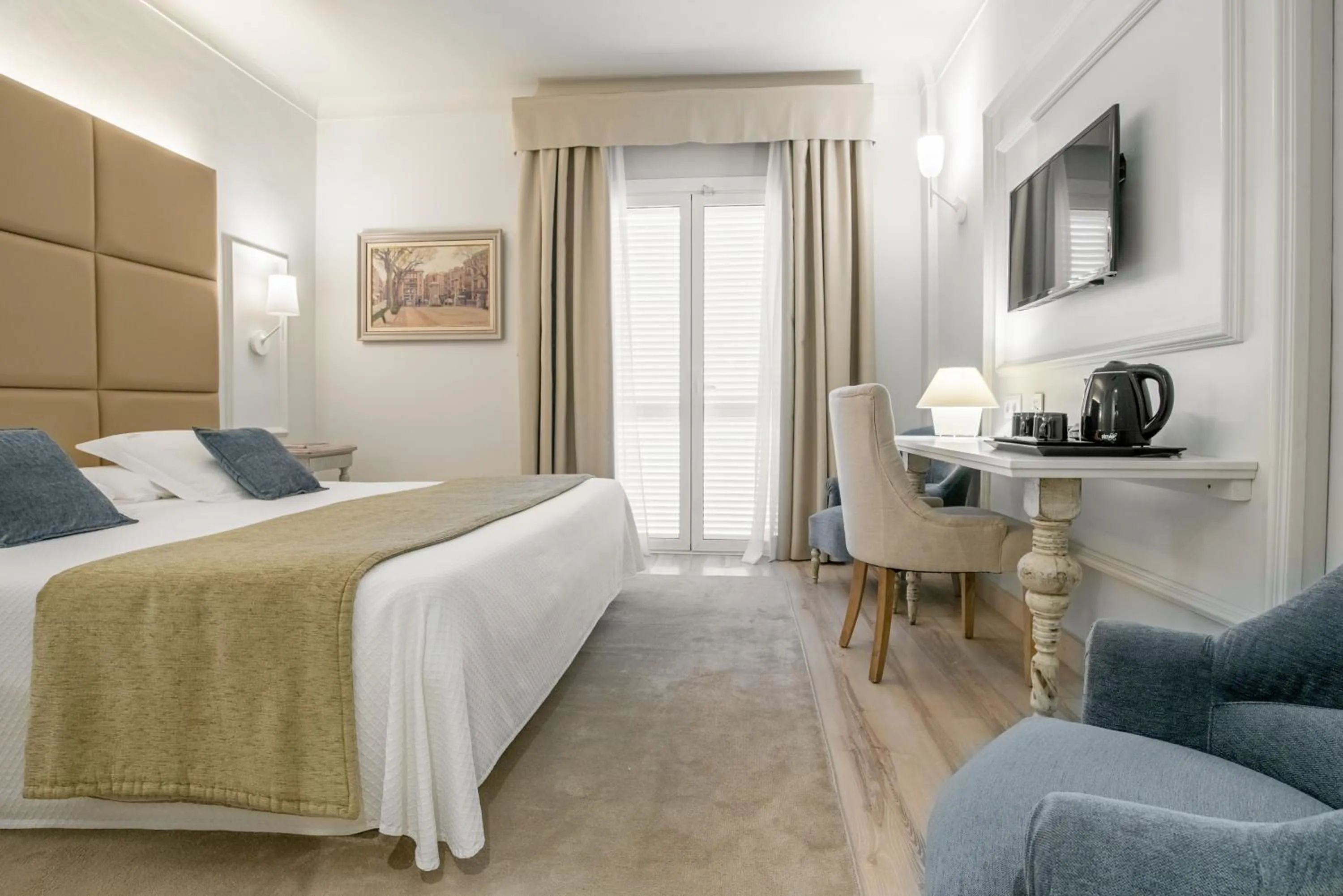 Photo of the whole room, Bed in Hotel Pirineos Figueres by Pierre & Vacances