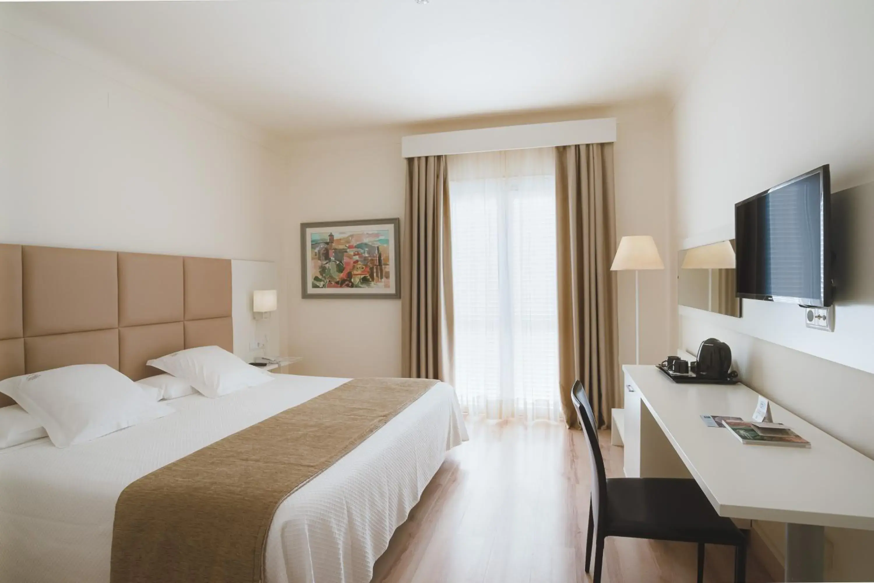 Bed in Hotel Pirineos Figueres by Pierre & Vacances Bed in Hotel Pirineos Figueres by Pierre & Vacances