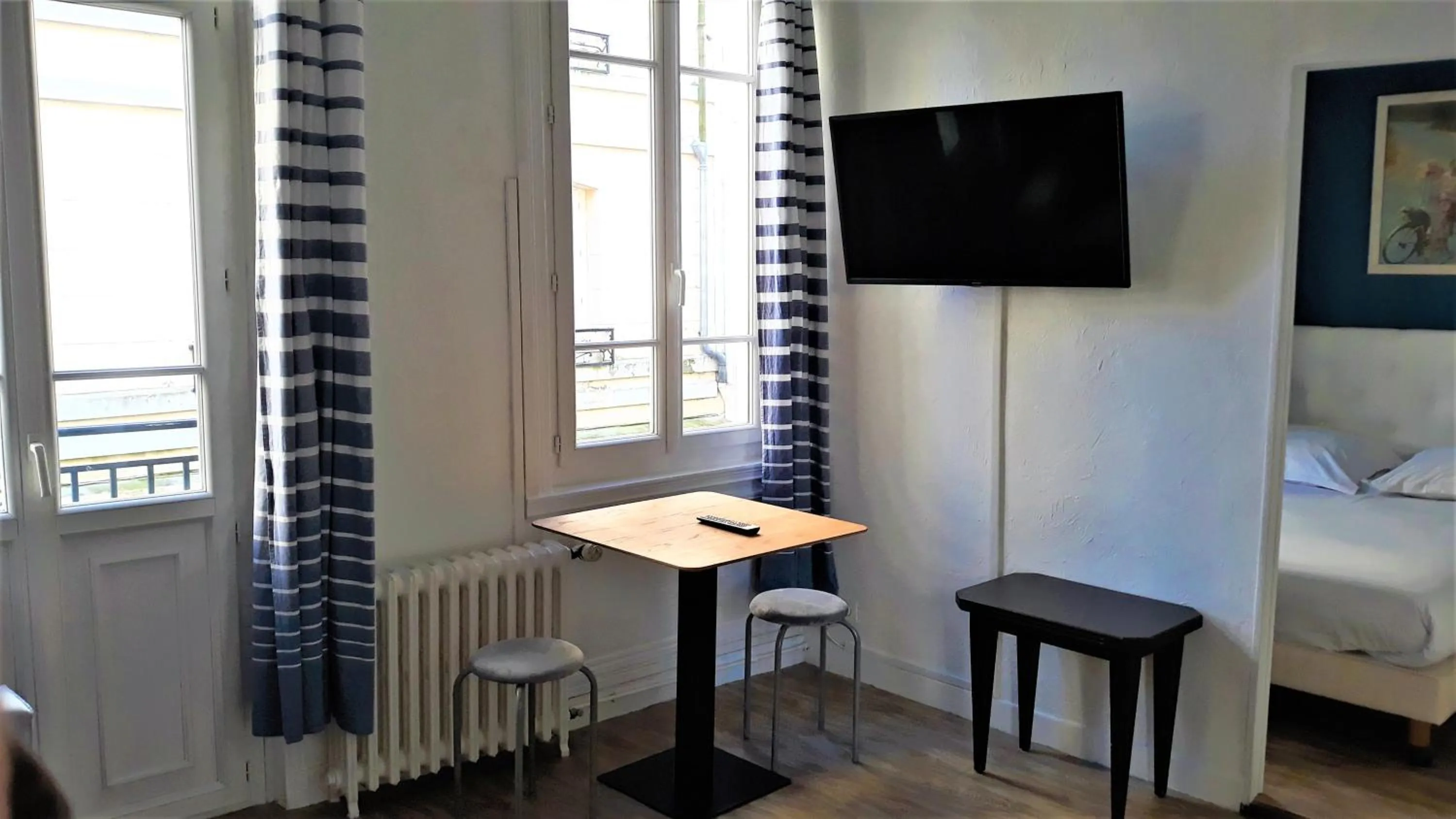 Communal lounge/ TV room in Hotel Le Reynita