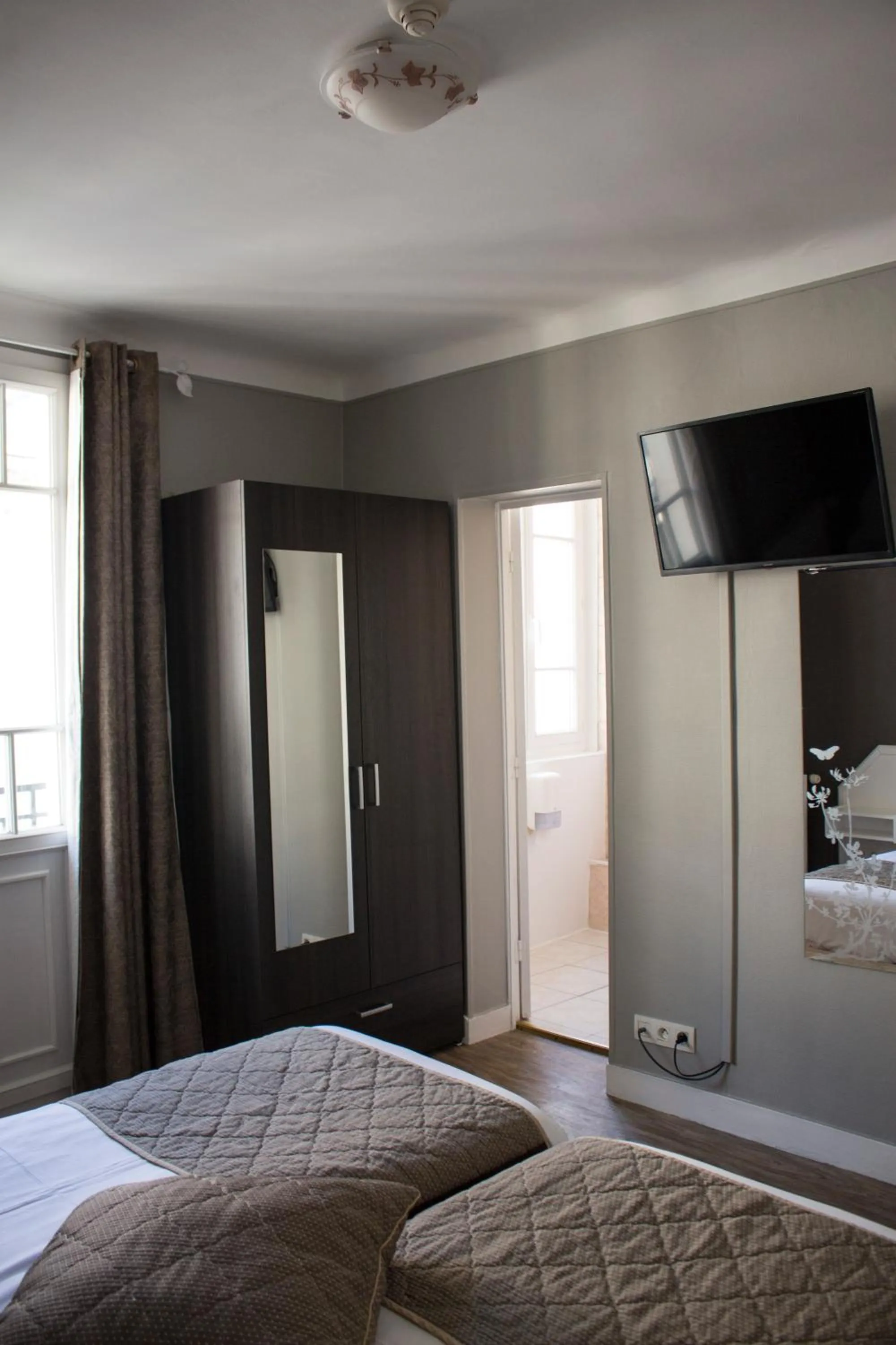 Photo of the whole room in Hotel Le Reynita