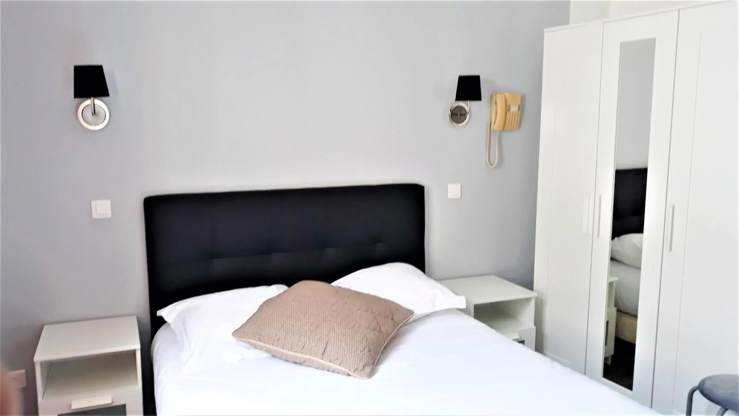 Comfort Double Room in Hotel Le Reynita Comfort Double Room in Hotel Le Reynita