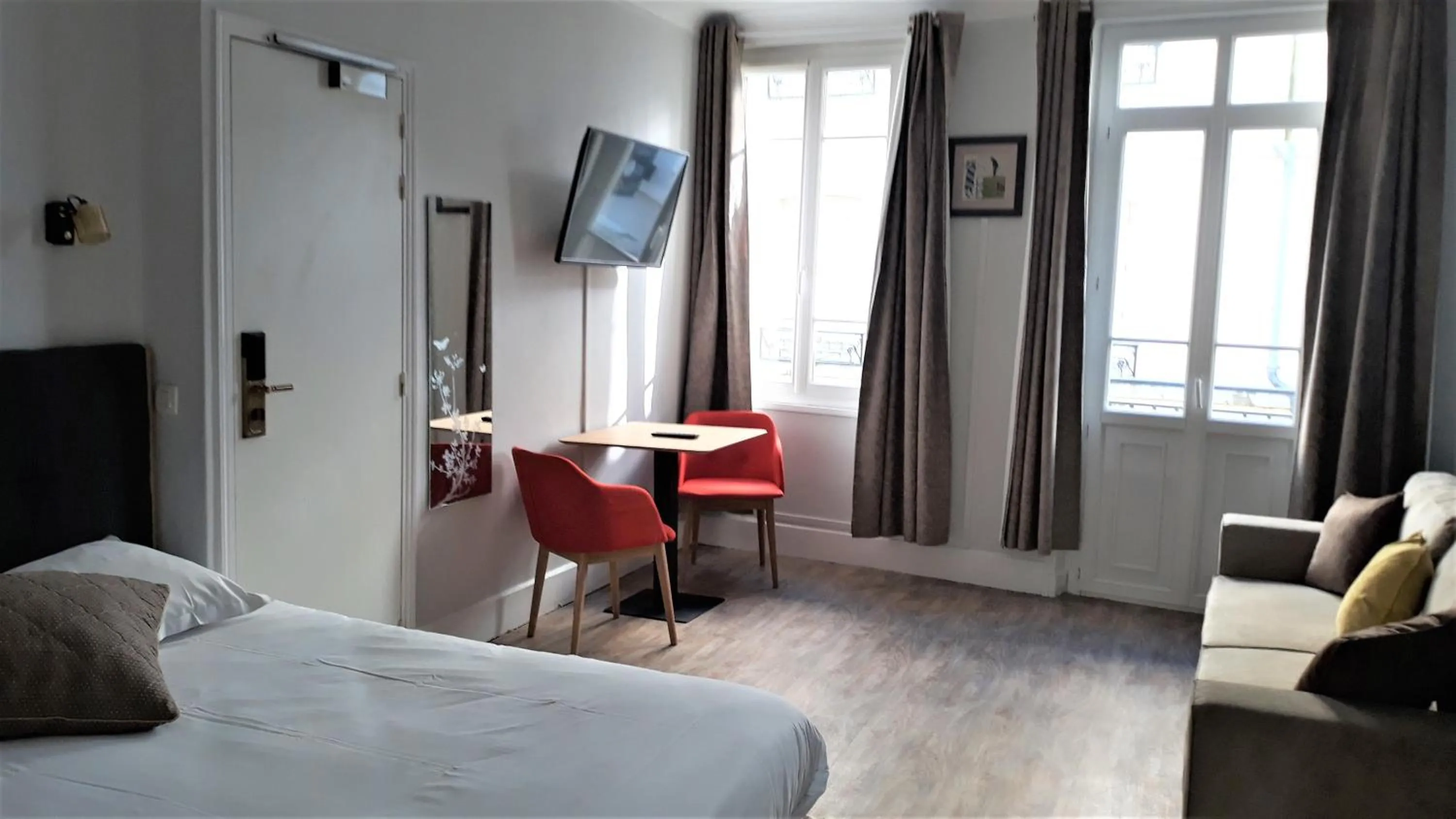 Communal lounge/ TV room in Hotel Le Reynita