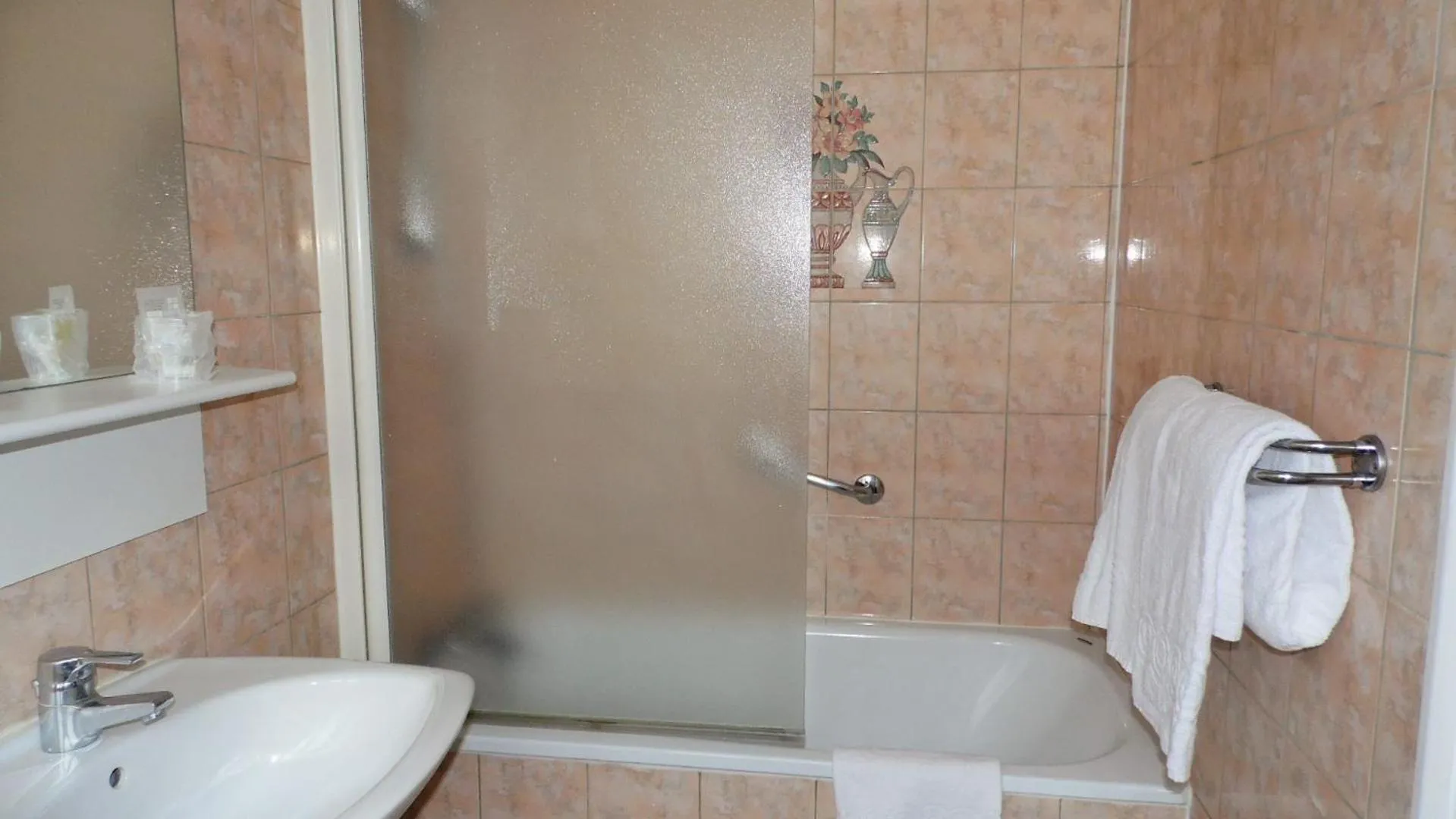 Bathroom in Hotel Le Reynita