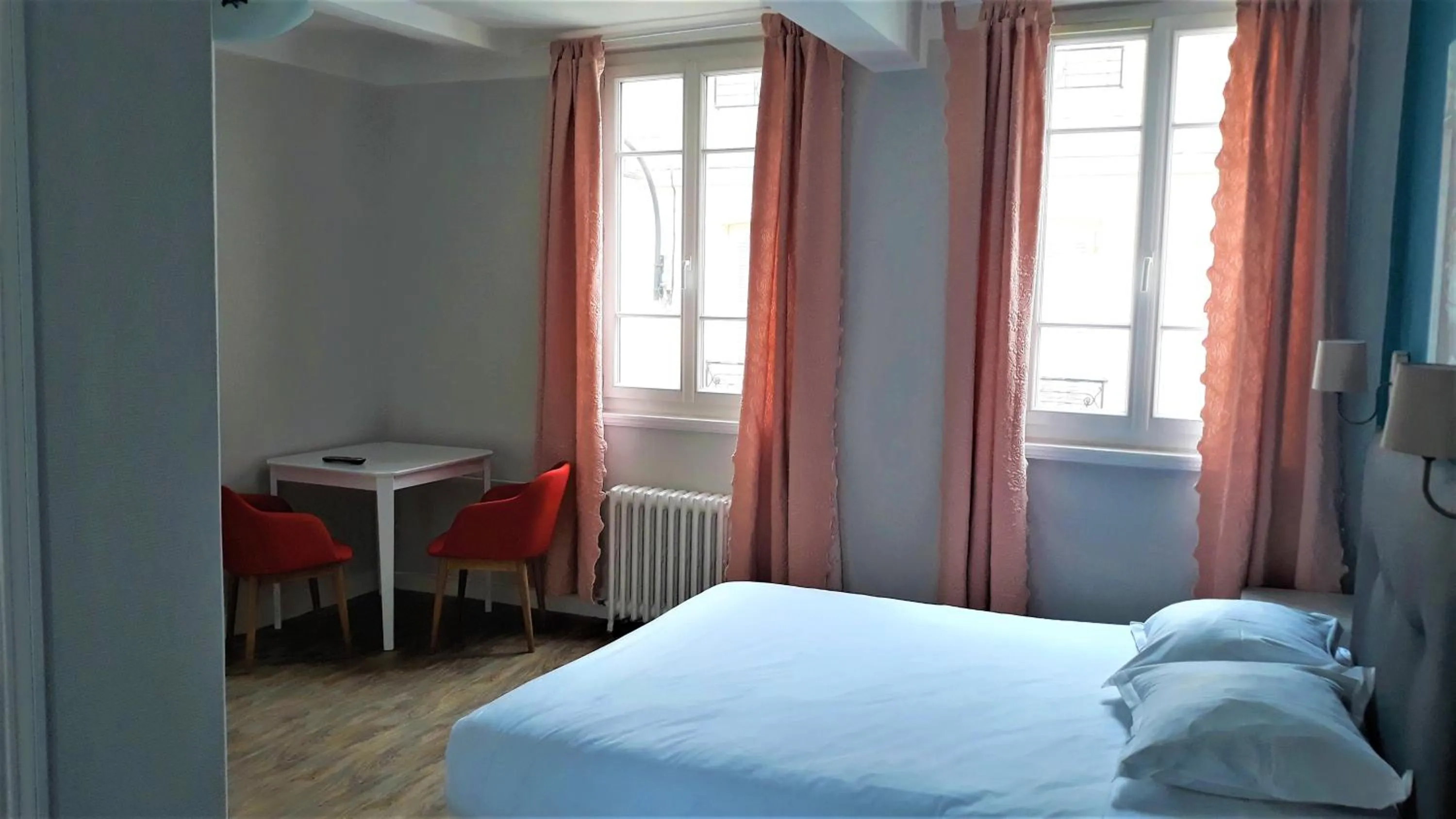 Photo of the whole room in Hotel Le Reynita