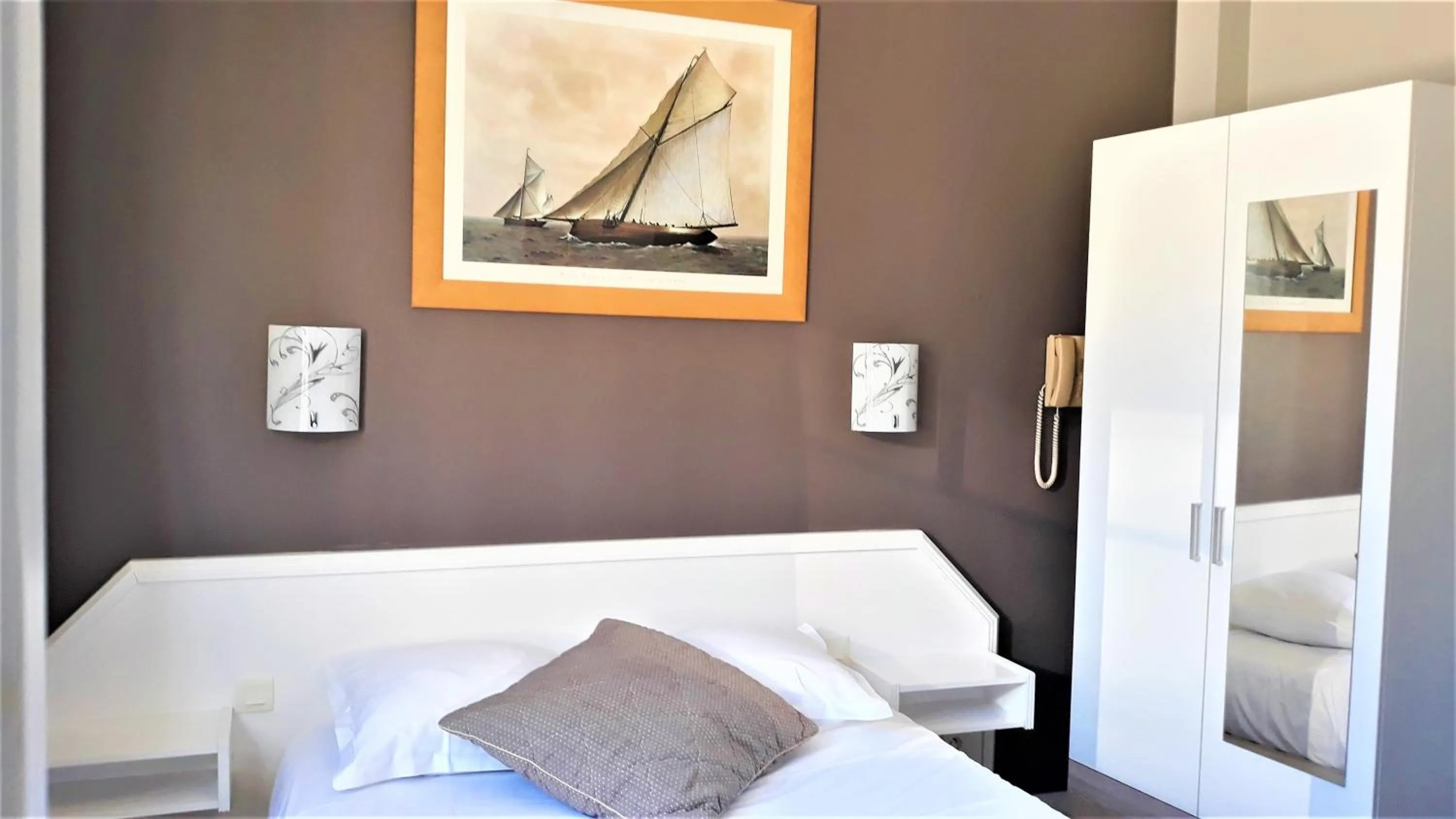 Bed in Hotel Le Reynita