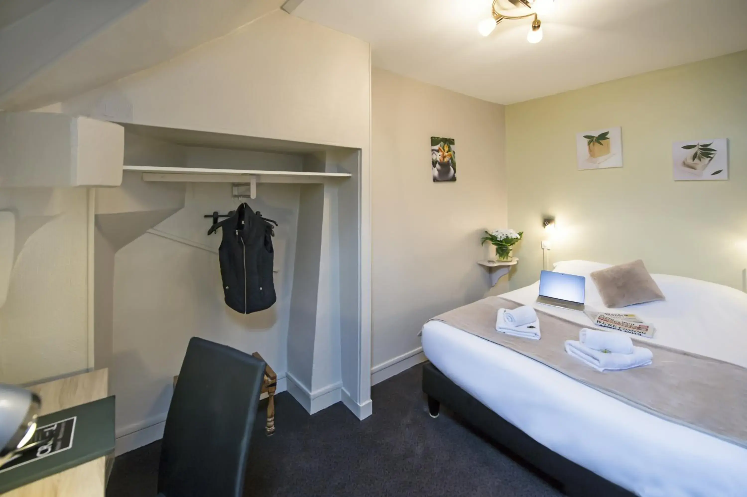 Bedroom, Bed in Cristal Hôtel Restaurant - Logis Hotels Bedroom, Bed in Cristal Hôtel Restaurant - Logis Hotels