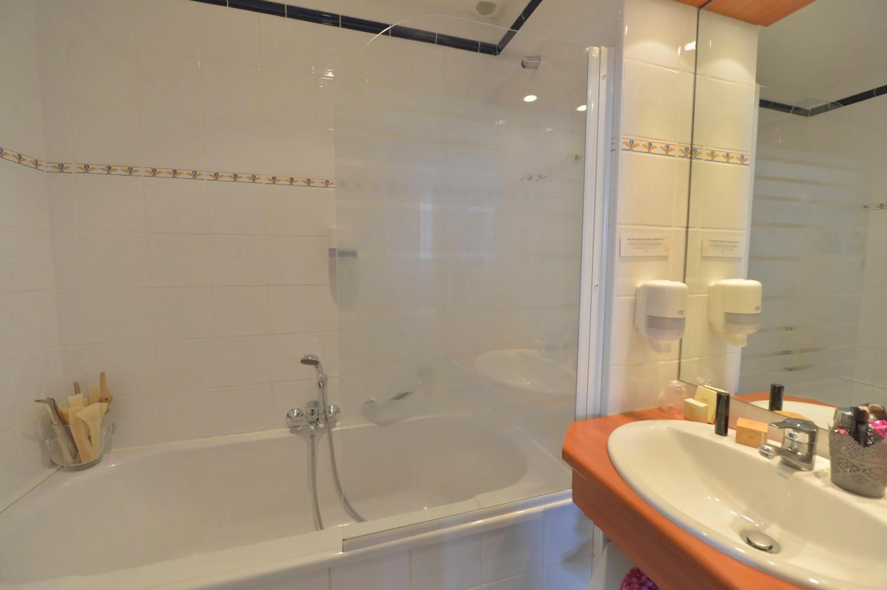 Bathroom in Cristal Hôtel Restaurant - Logis Hotels