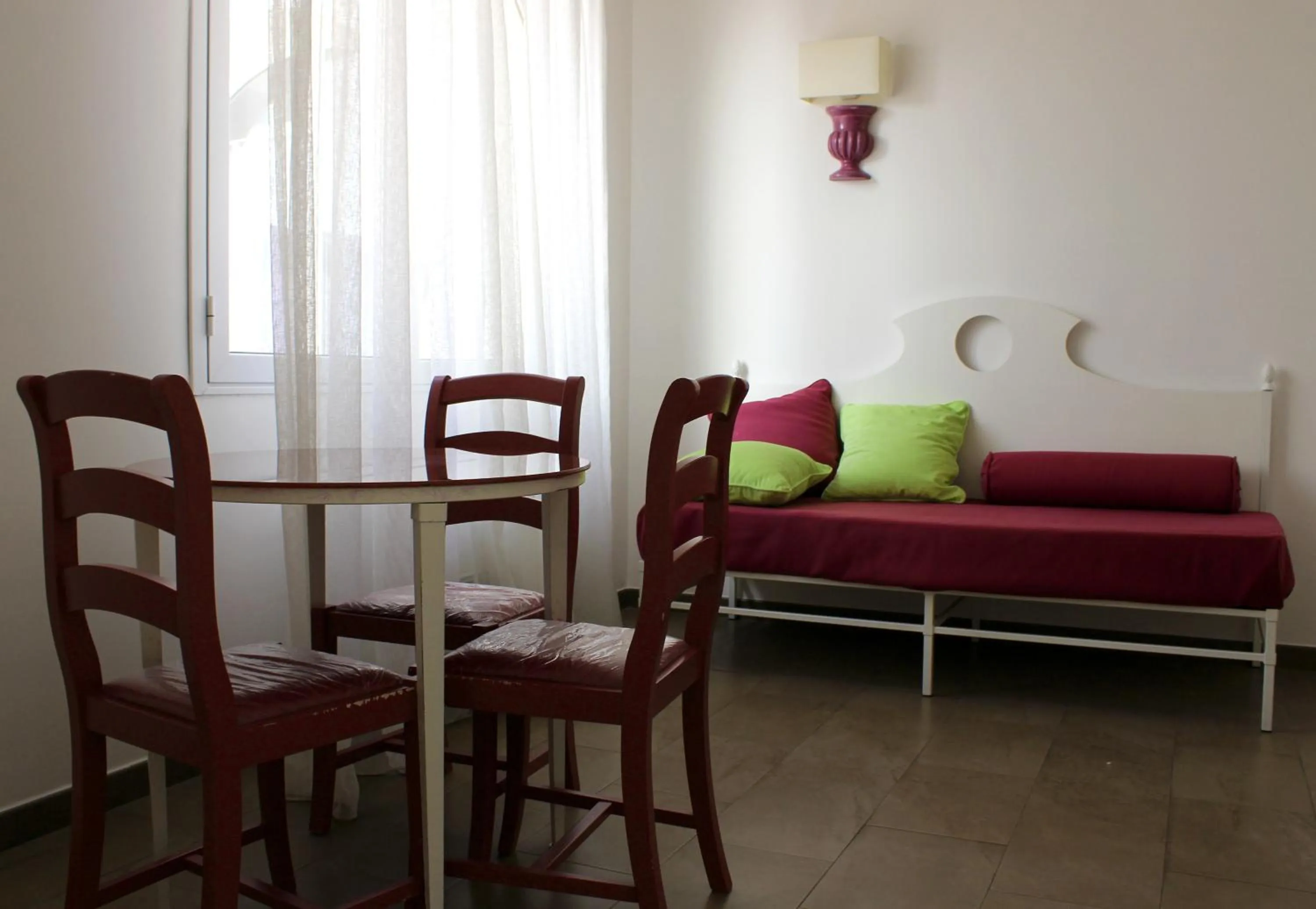 Seating area, Bed in Hotel O'scià