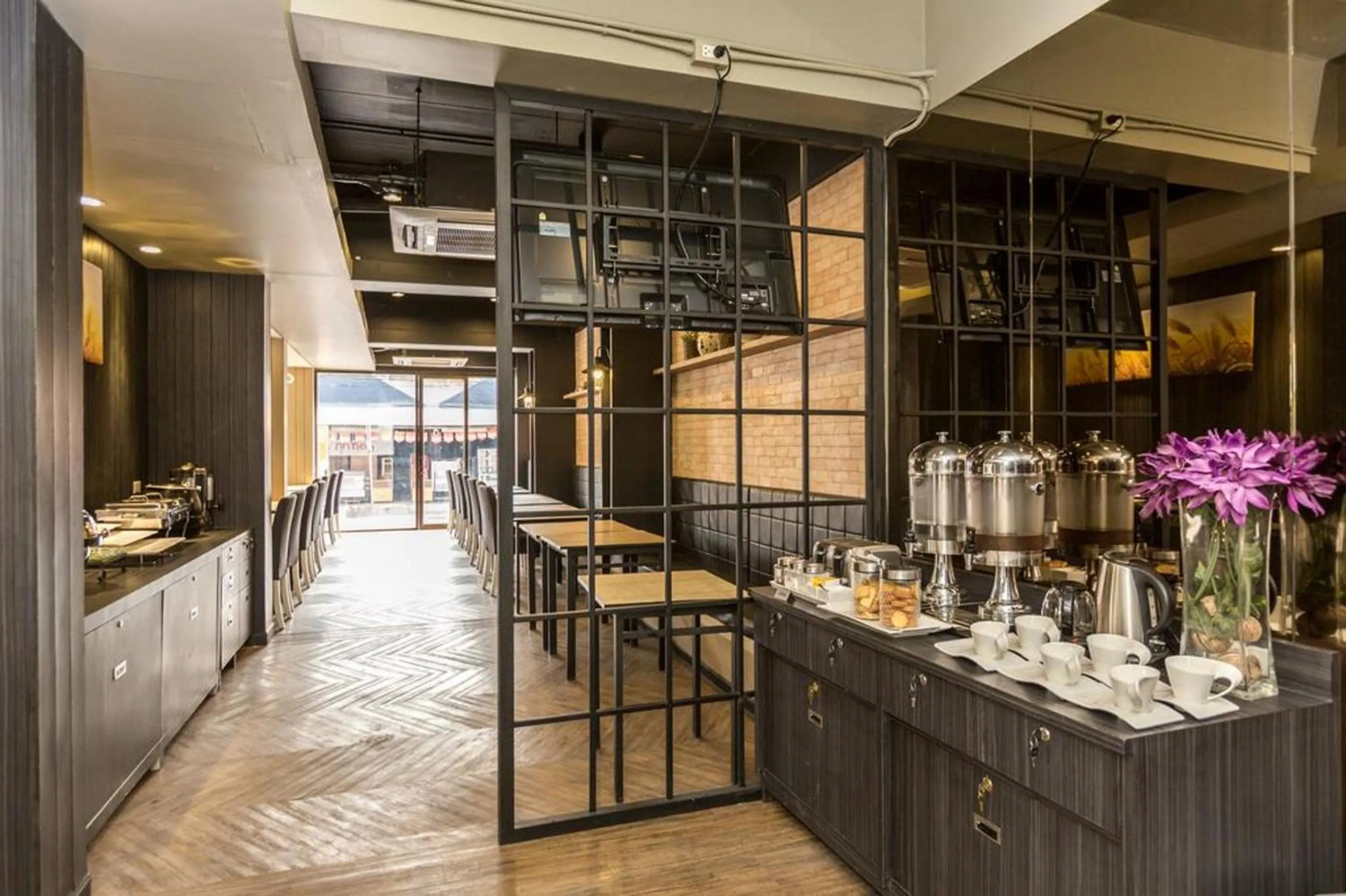 Restaurant/places to eat in Ton Aor Place Hotel