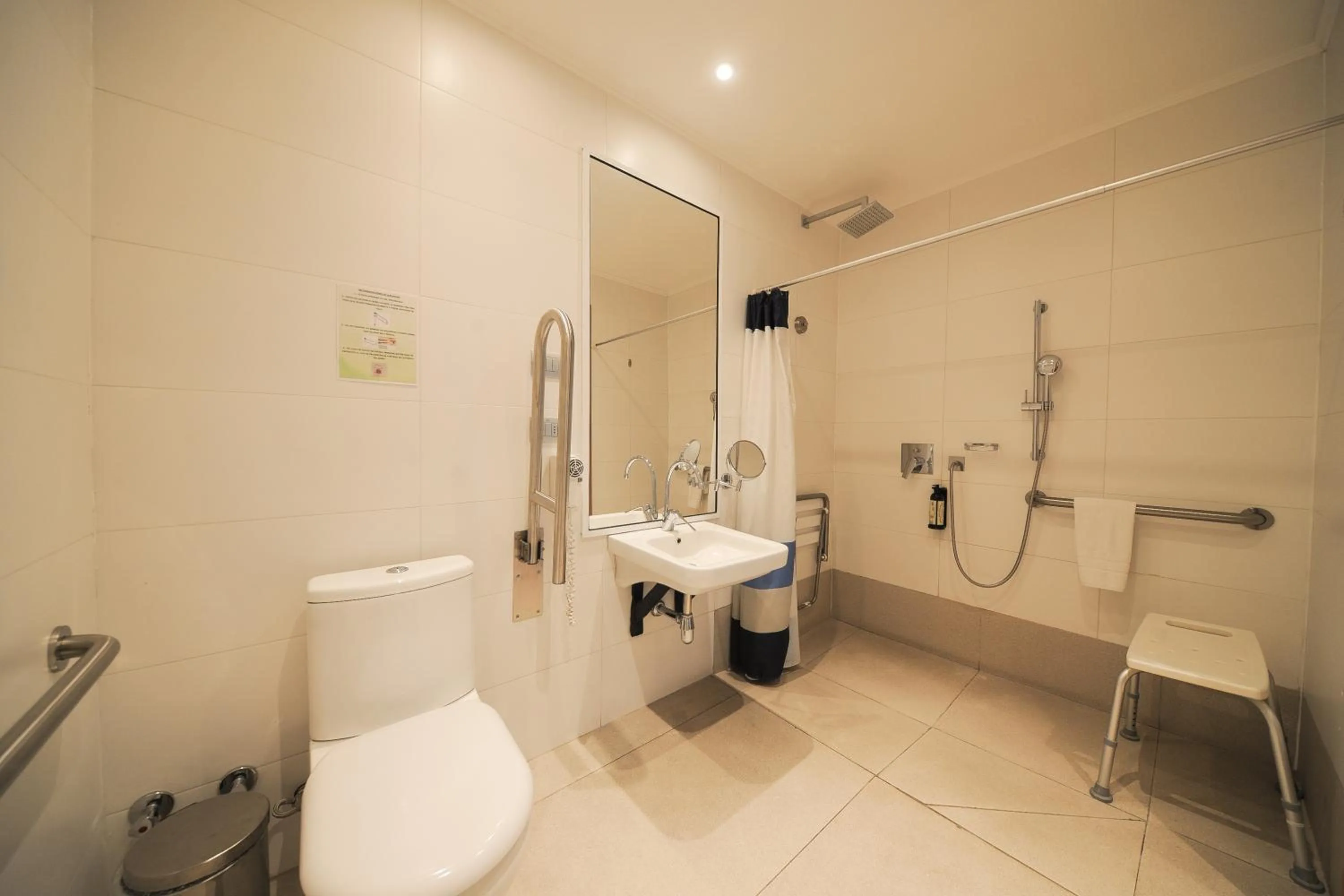 Shower in Hotel Parada Linares