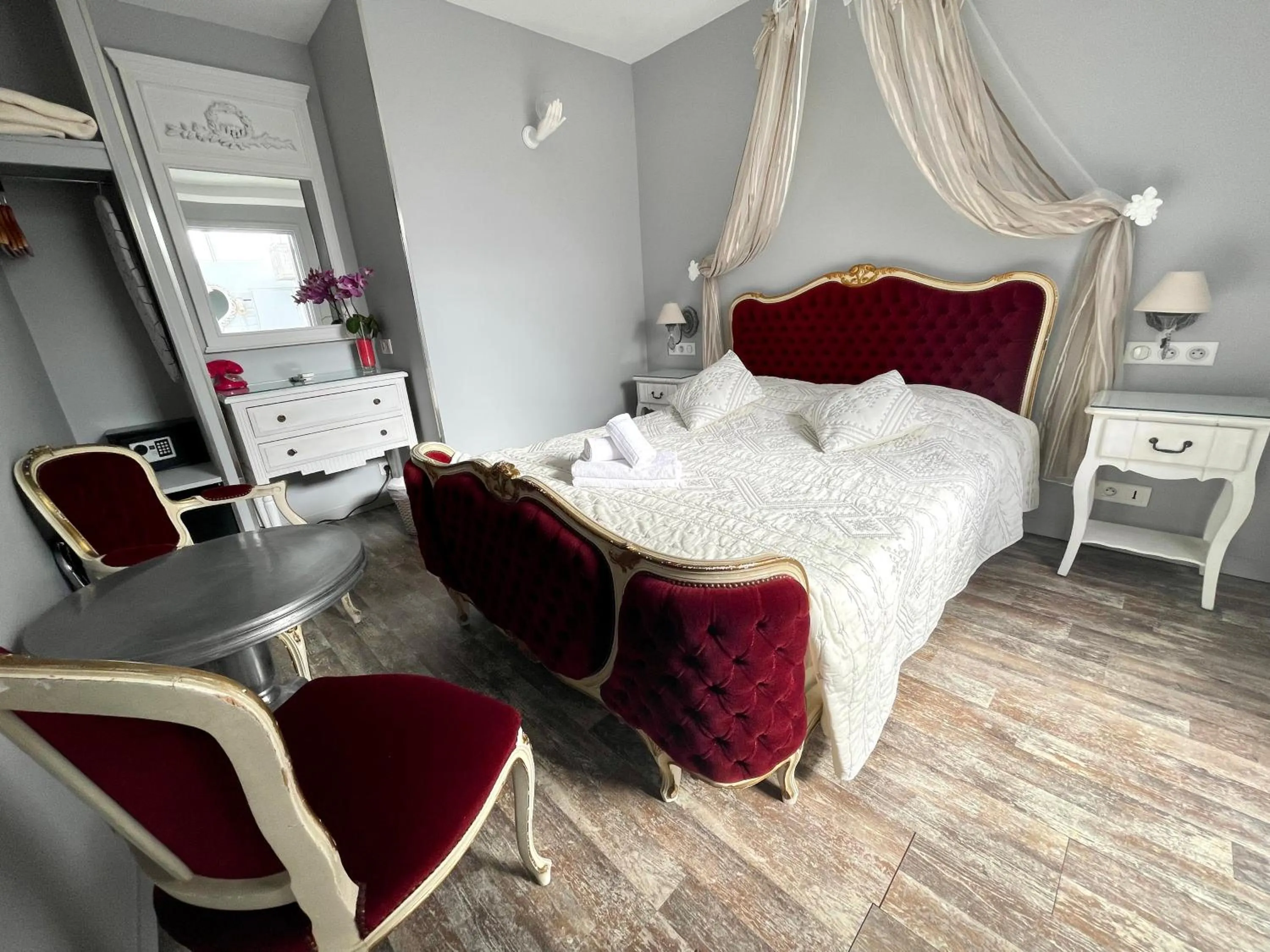 Photo of the whole room in Hotel le Romanesque