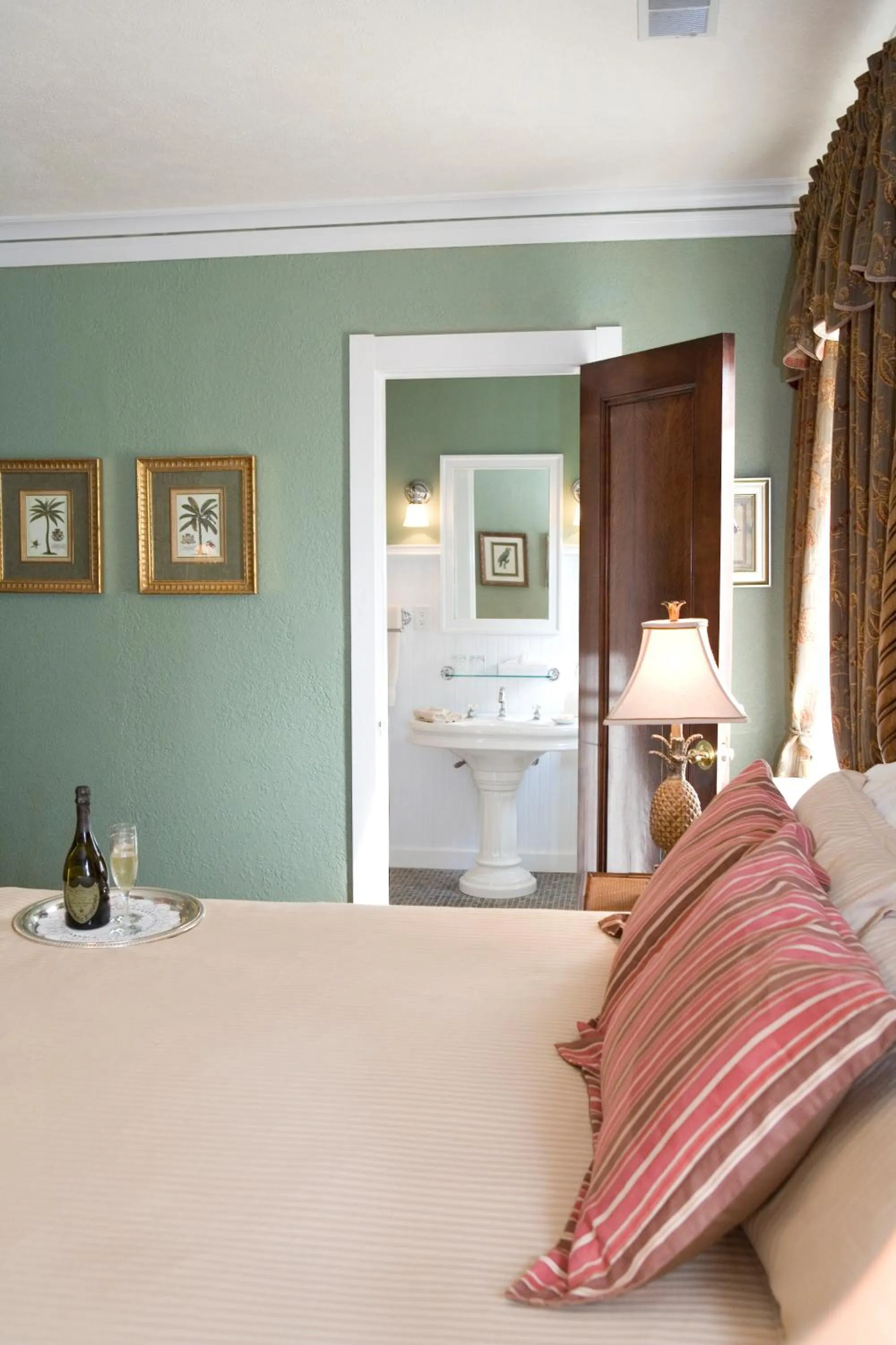 Bedroom, Bed in The Belvedere Inn & Restaurant