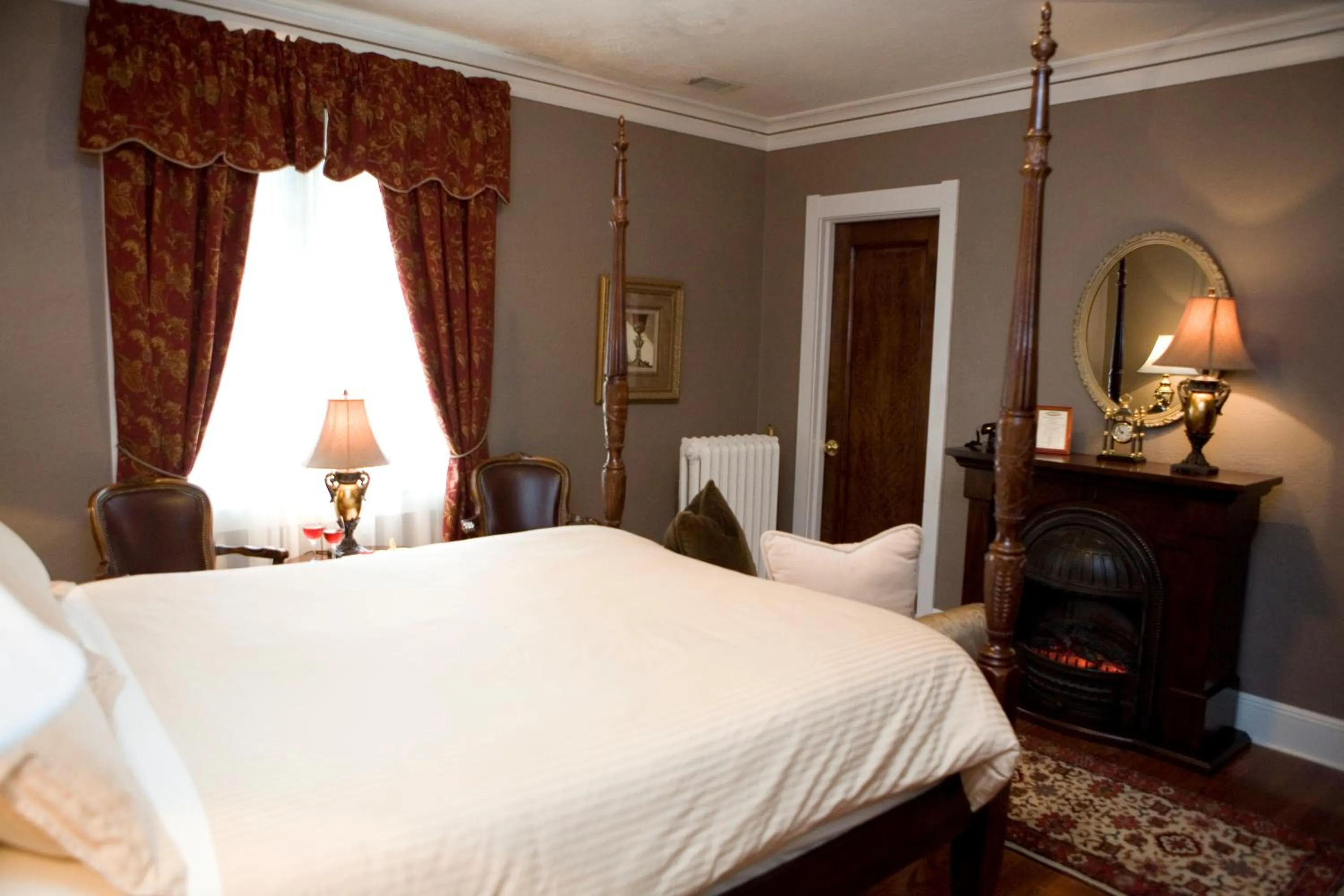 Bedroom, Bed in The Belvedere Inn & Restaurant