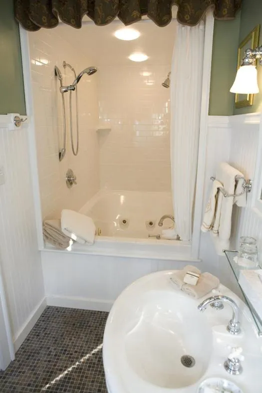 Shower in The Belvedere Inn & Restaurant