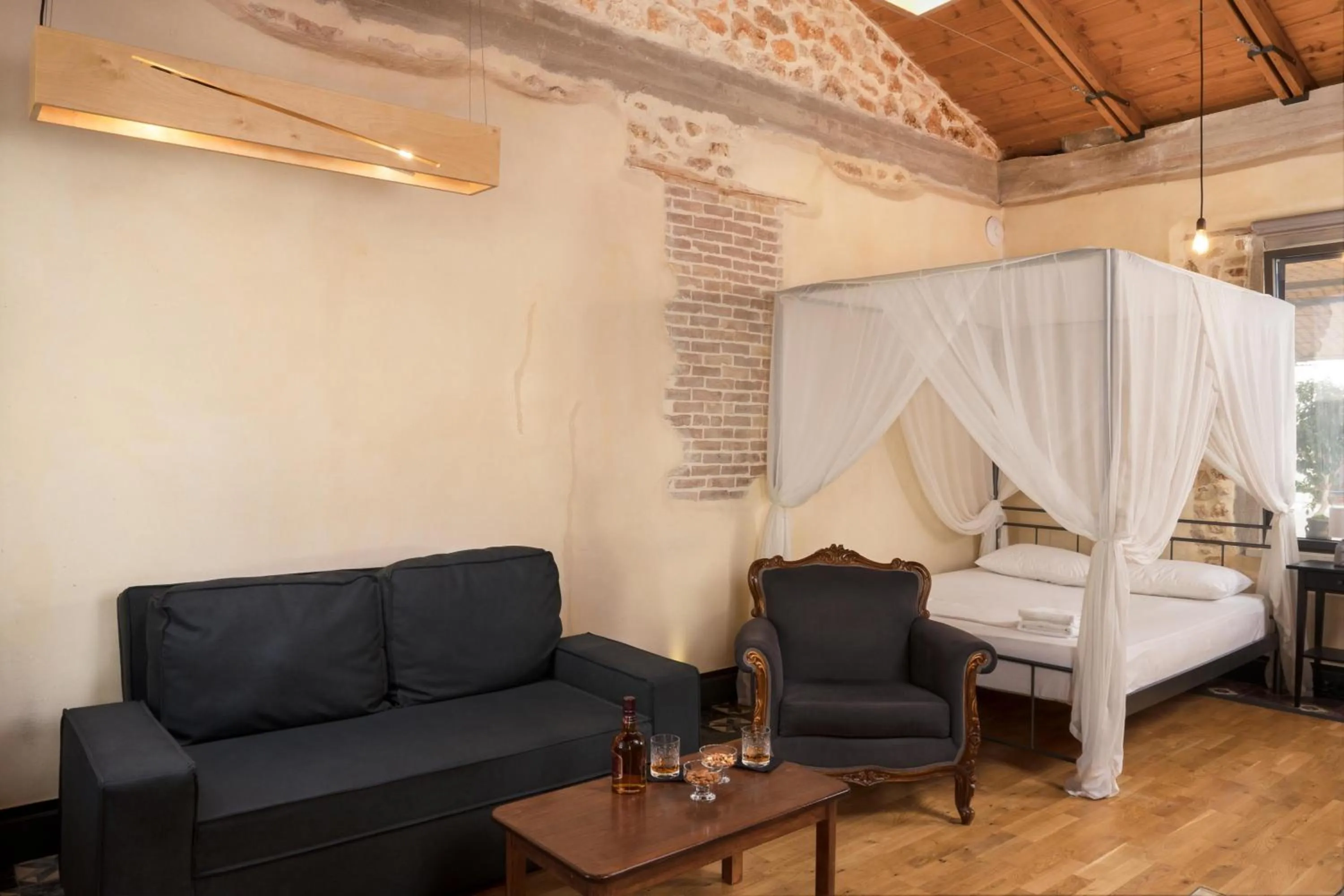 Seating area, Bed in Evans House