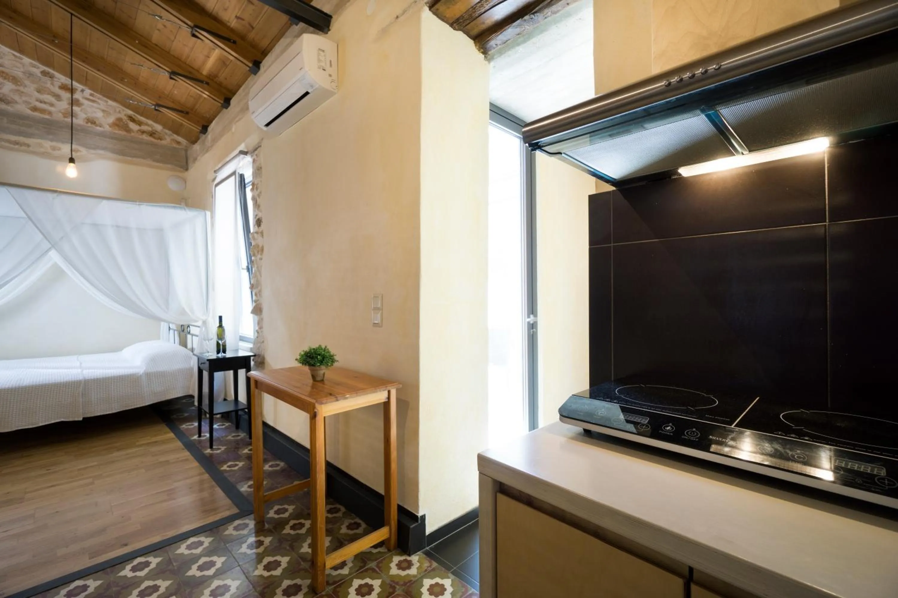 Kitchen or kitchenette, Bed in Evans House