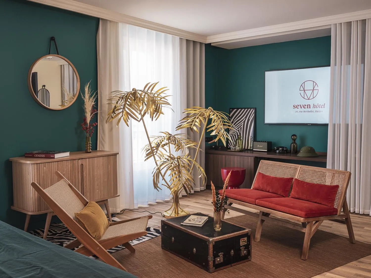 Seating area in Seven Hotel Paris