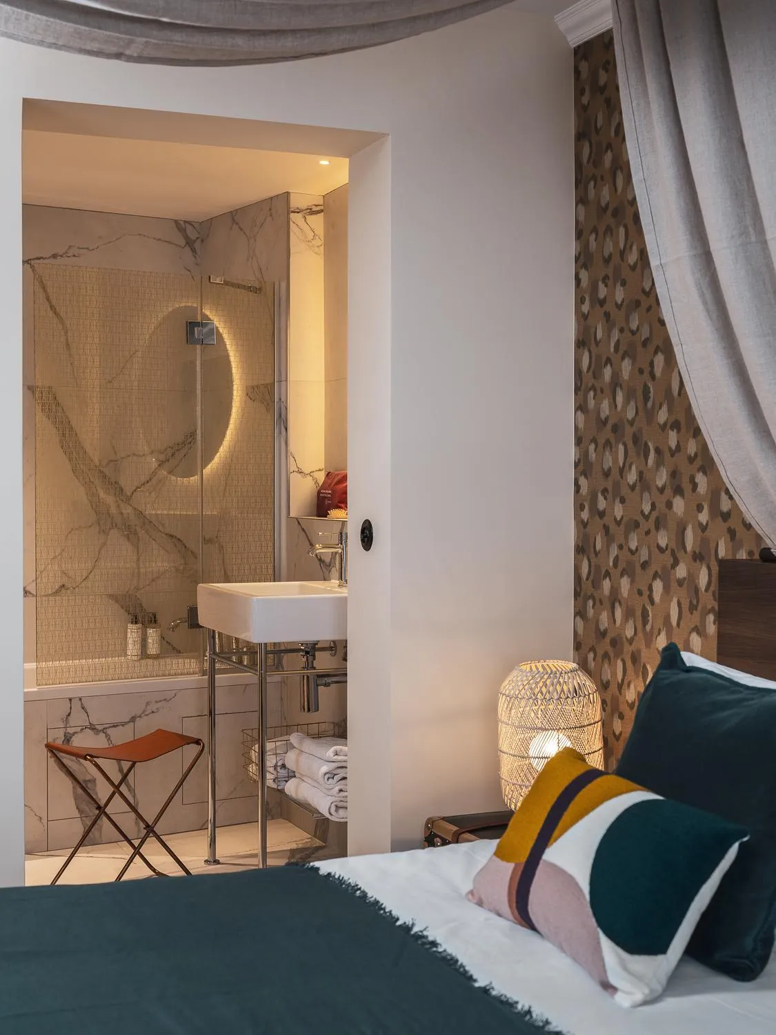 Bathroom, Bed in Seven Hotel Paris