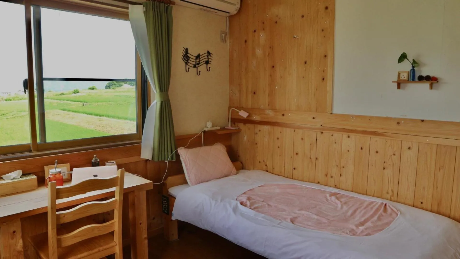 Bed in Azumino Backpackers 山の風