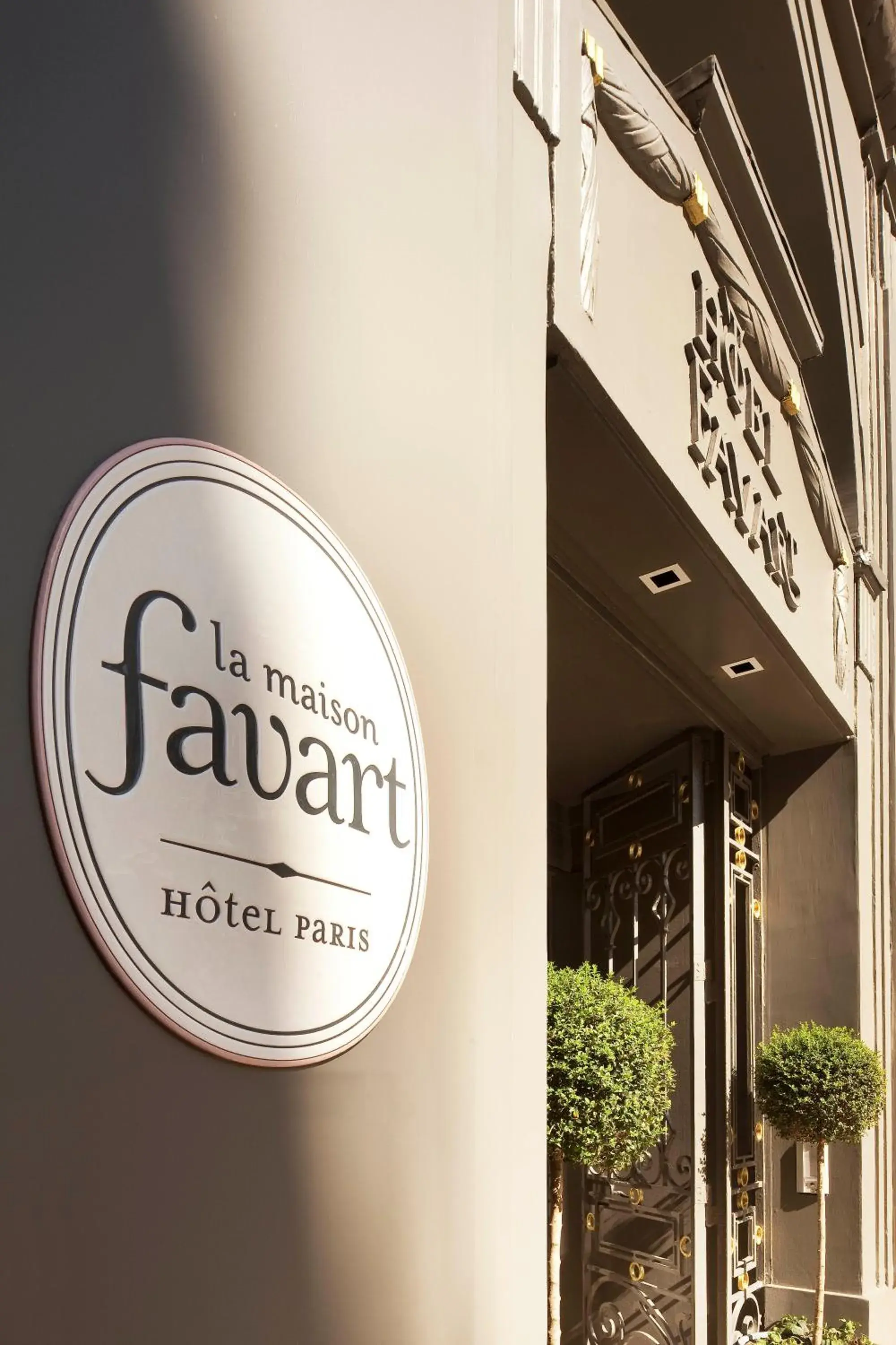 Facade/entrance in La Maison Favart Facade/entrance in La Maison Favart