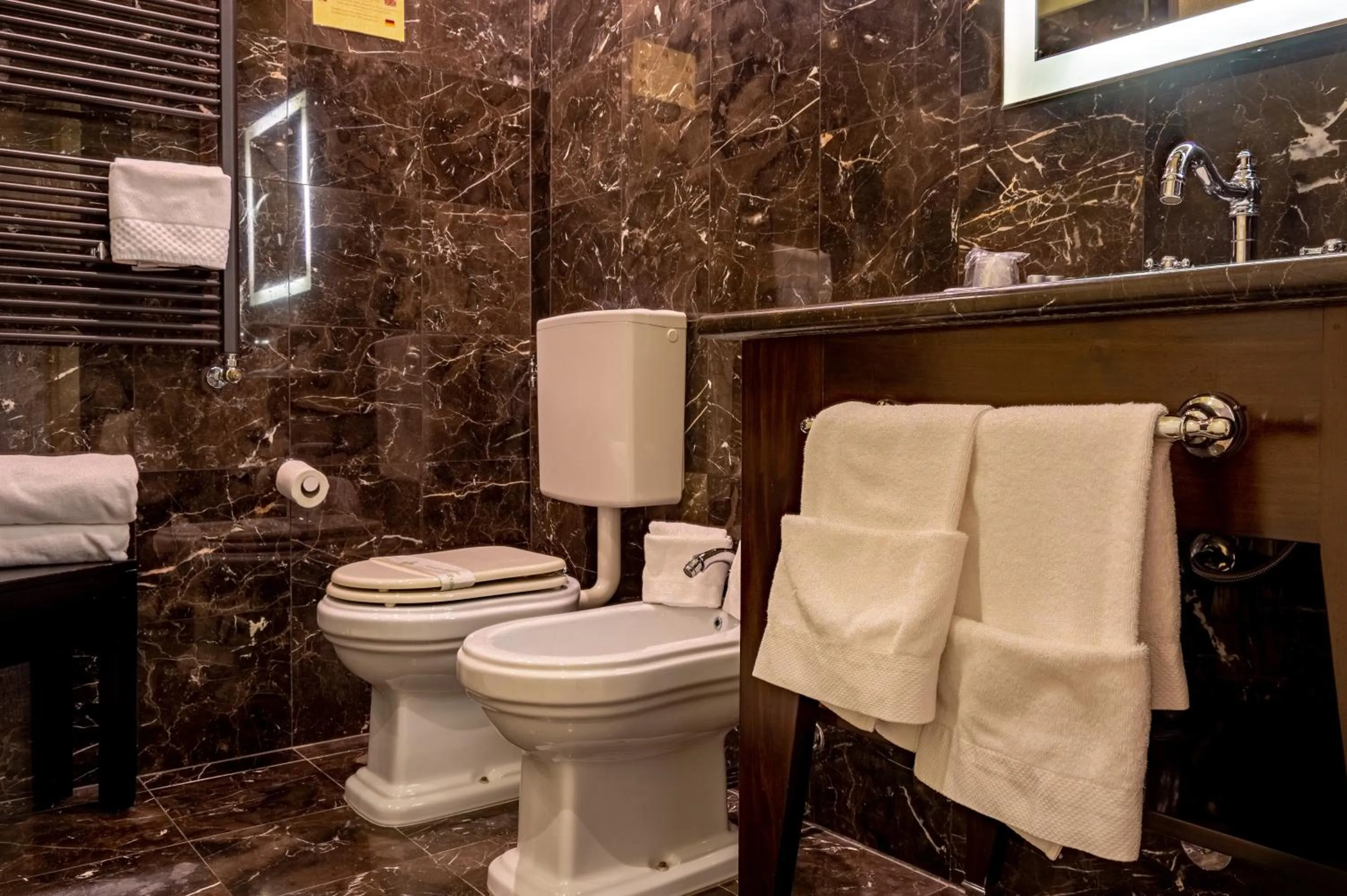 Bathroom in Hotel I Somaschi