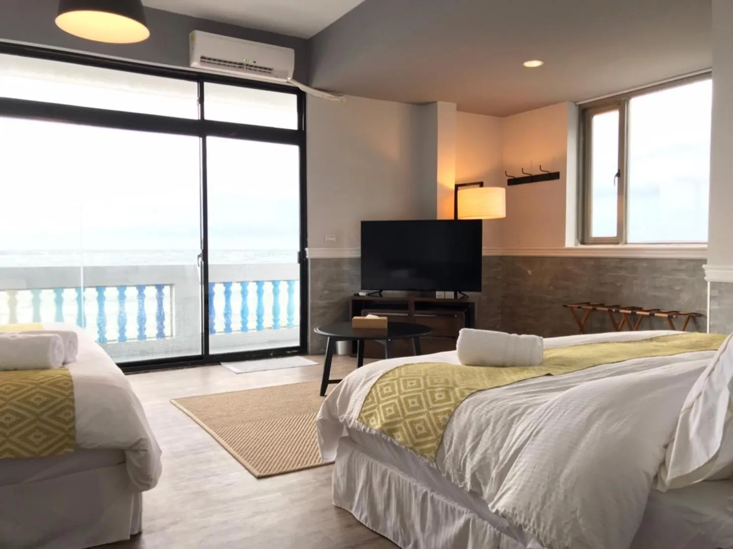 Seating area, Bed in Chill Chill House