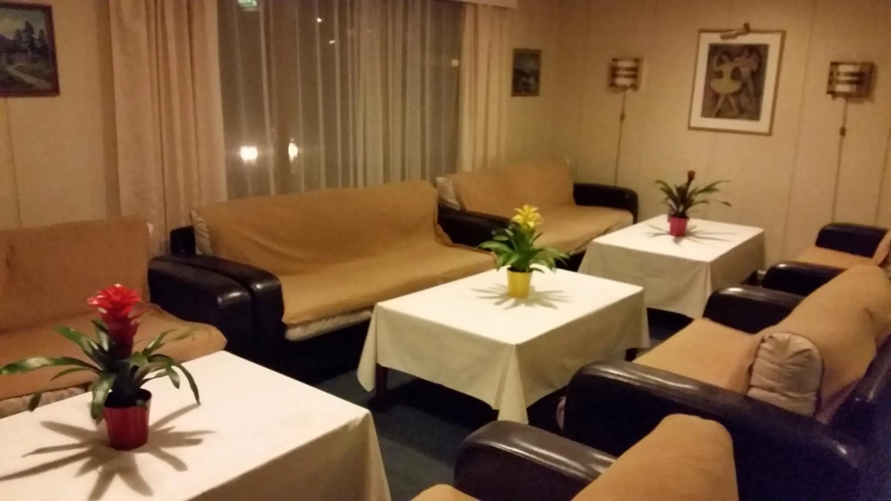 Communal lounge/ TV room in Skeisvang Gjestgiveri