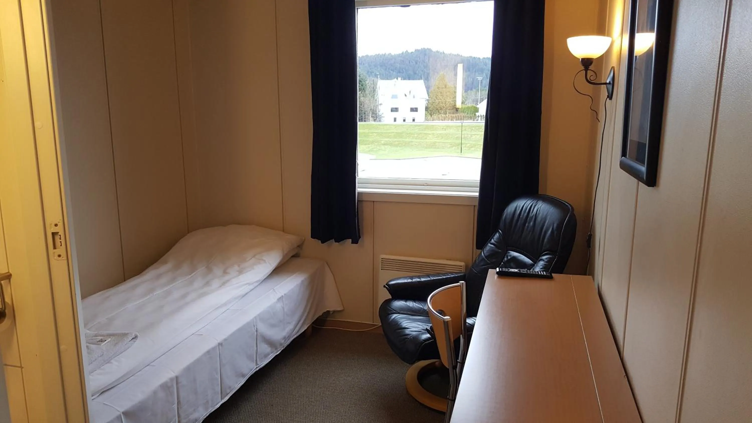 Photo of the whole room, Bed in Skeisvang Gjestgiveri