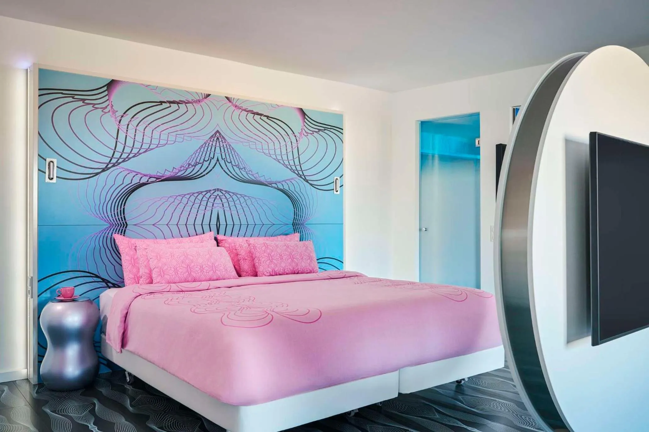 Photo of the whole room, Bed in nhow Berlin