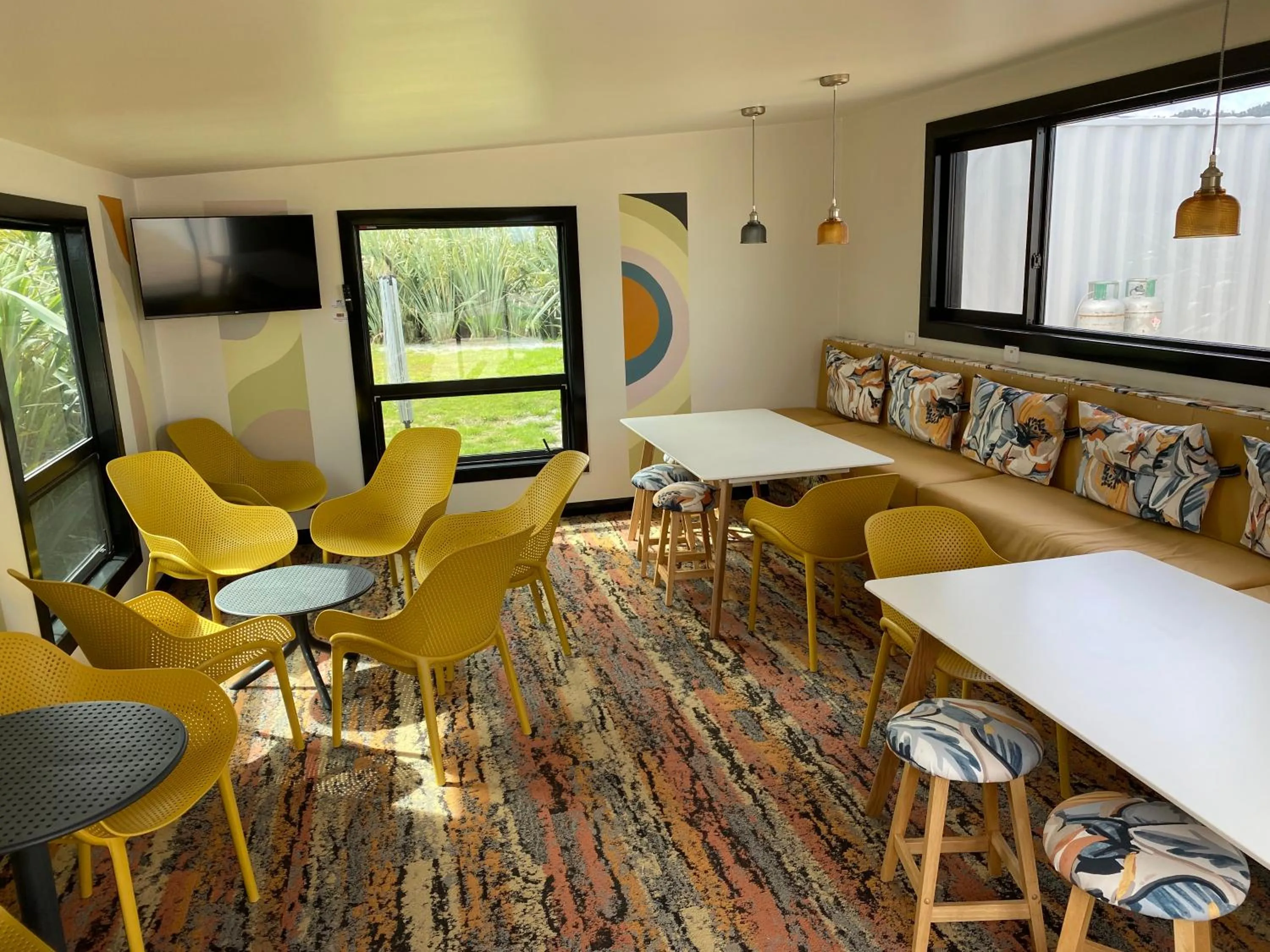 Communal lounge/ TV room in Ross Beach TOP10 Holiday Park